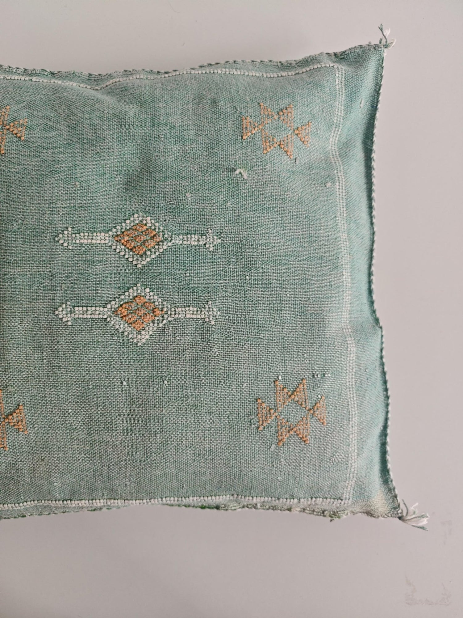 Sabra Kissen aus Marokko, Kaktusseide Kissenhülle, Marrakesch Boho Wohnkissen, Sabra Silk Cushion Cover - Soft Sage Green - CocosyBerlin