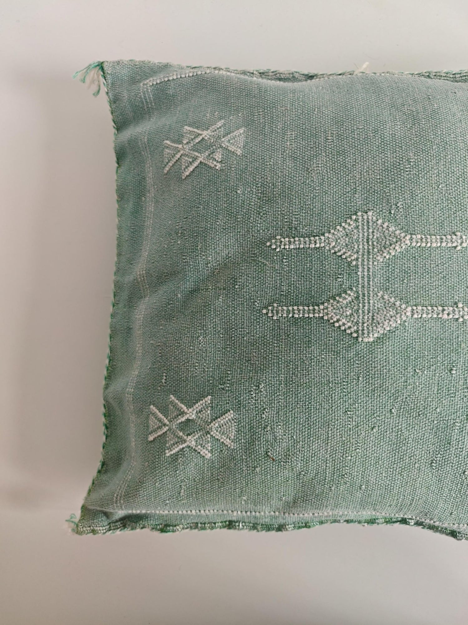 Sabra Kissen aus Marokko, Kaktusseide Kissenhülle, Marrakesch Boho Wohnkissen, Sabra Silk Cushion Cover - Soft Sage Green - CocosyBerlin