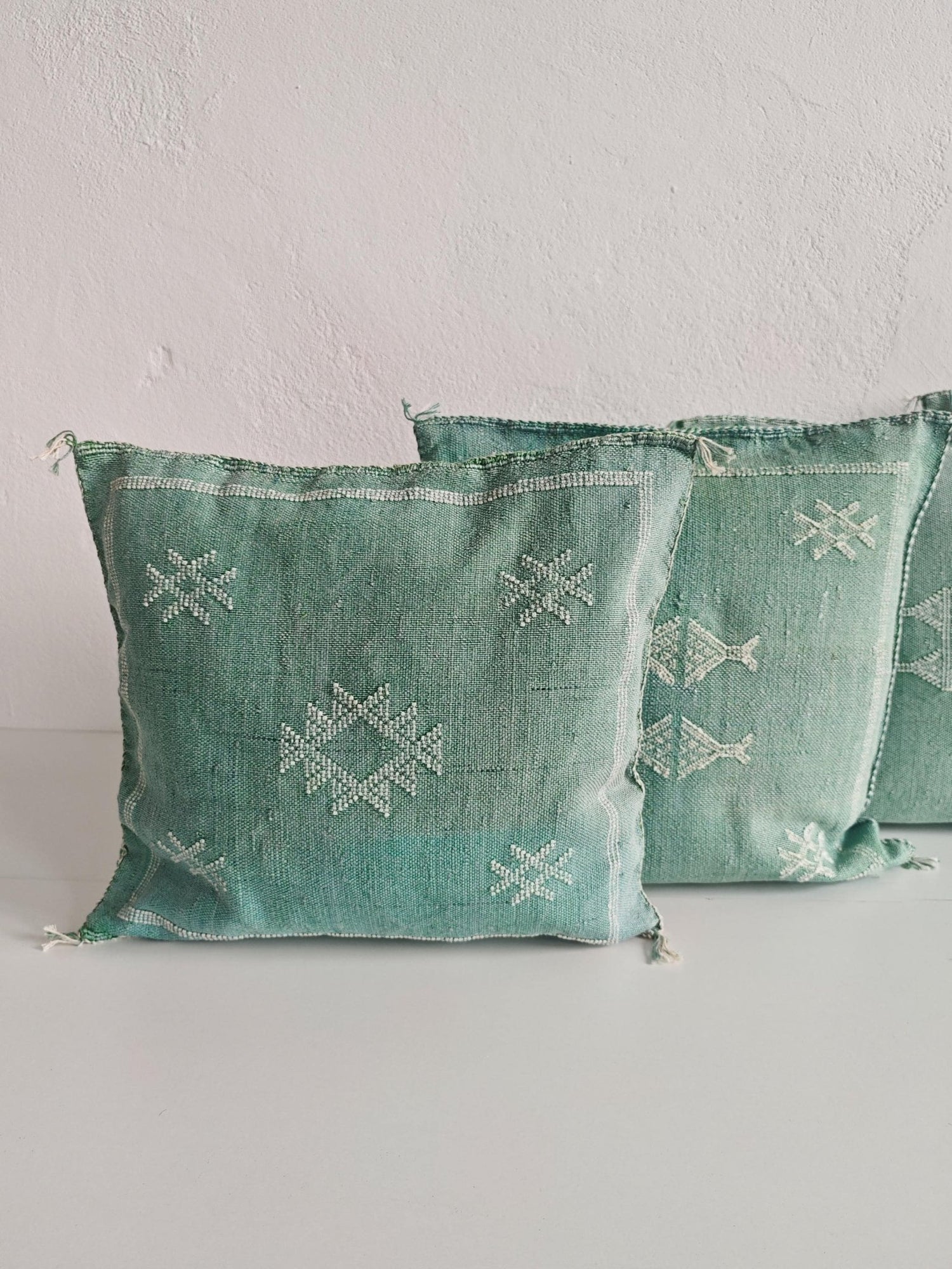 Sabra Kissen aus Marokko, Kaktusseide Kissenhülle, Marrakesch Boho Wohnkissen, Sabra Silk Cushion Cover - Soft Sage Green - CocosyBerlin