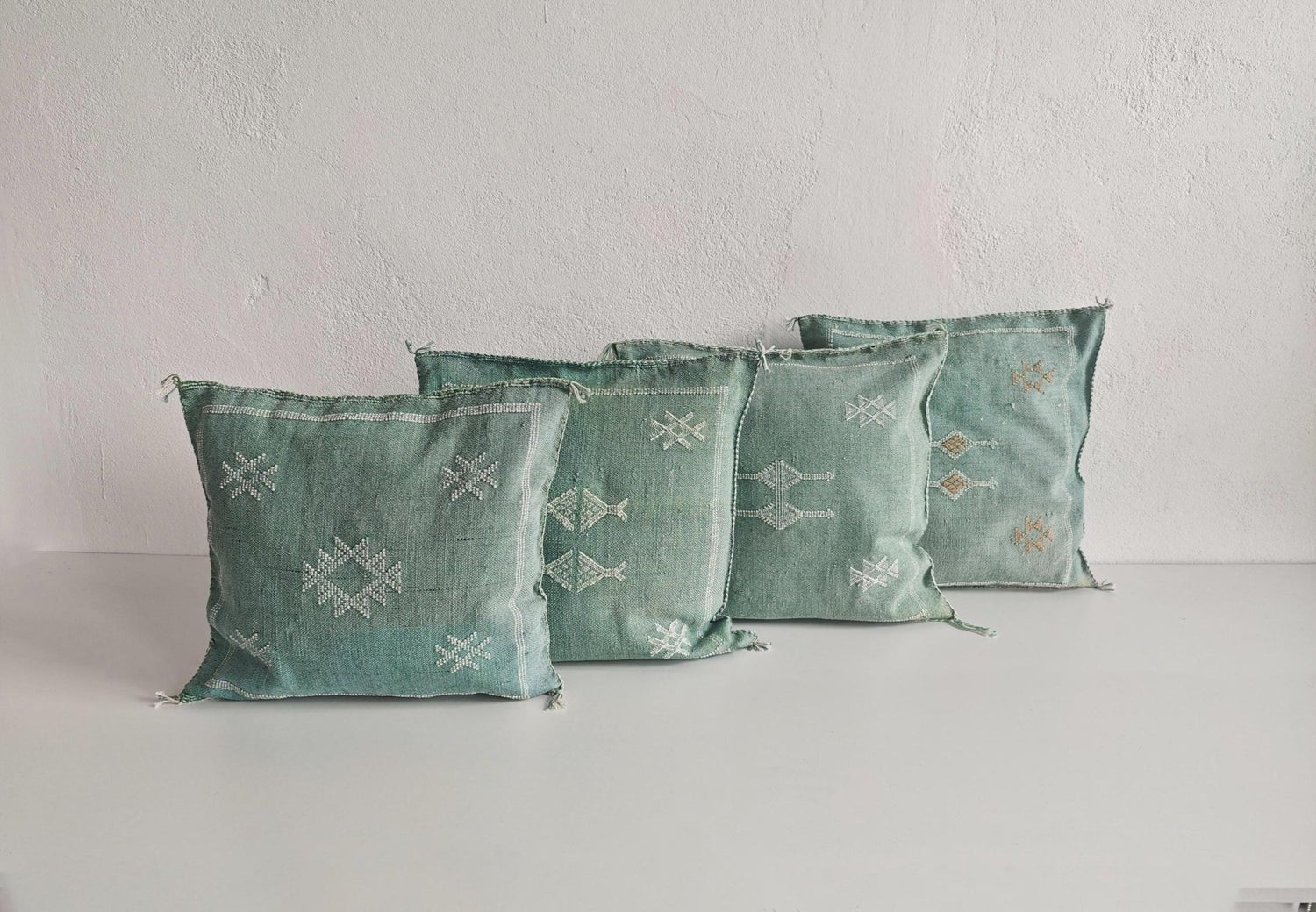Sabra Kissen aus Marokko, Kaktusseide Kissenhülle, Marrakesch Boho Wohnkissen, Sabra Silk Cushion Cover - Soft Sage Green - CocosyBerlin