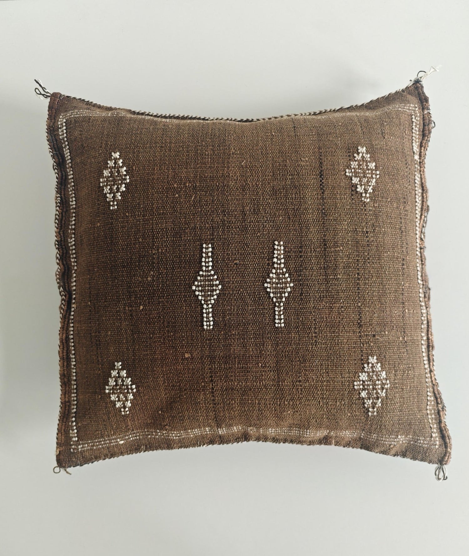 Sabra Kissen aus Marokko, Ethno Kissenhülle, Boho Wohnkissen Braun, Marokkanisches Sofakissen, Orientalisches Dekokissen, Sabra Silk Cushion Cover – Warm Brown Tones - CocosyBerlin