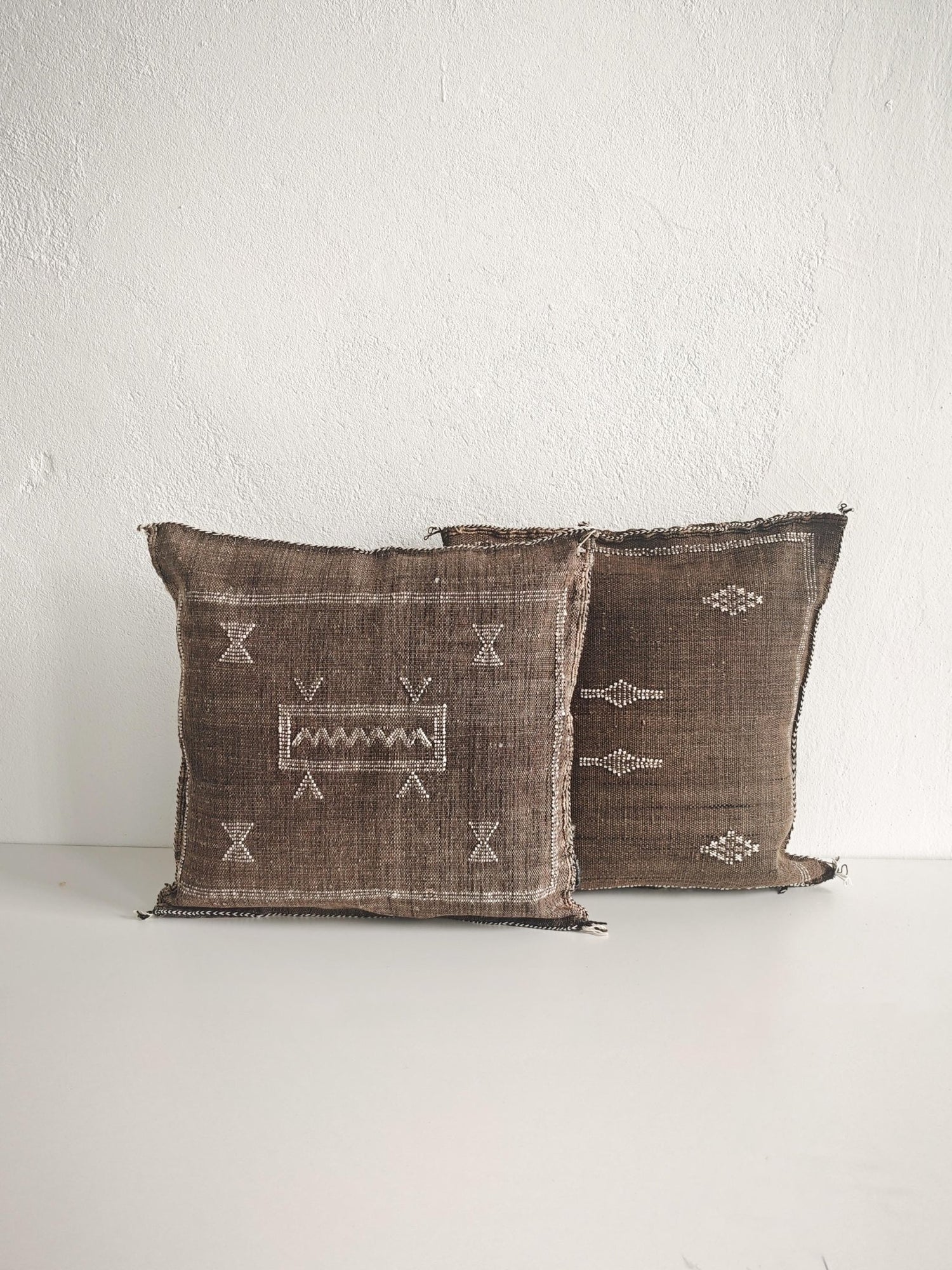 Sabra Kissen aus Marokko, Ethno Kissenhülle, Boho Wohnkissen Braun, Marokkanisches Sofakissen, Orientalisches Dekokissen, Sabra Silk Cushion Cover – Warm Brown Tones - CocosyBerlin