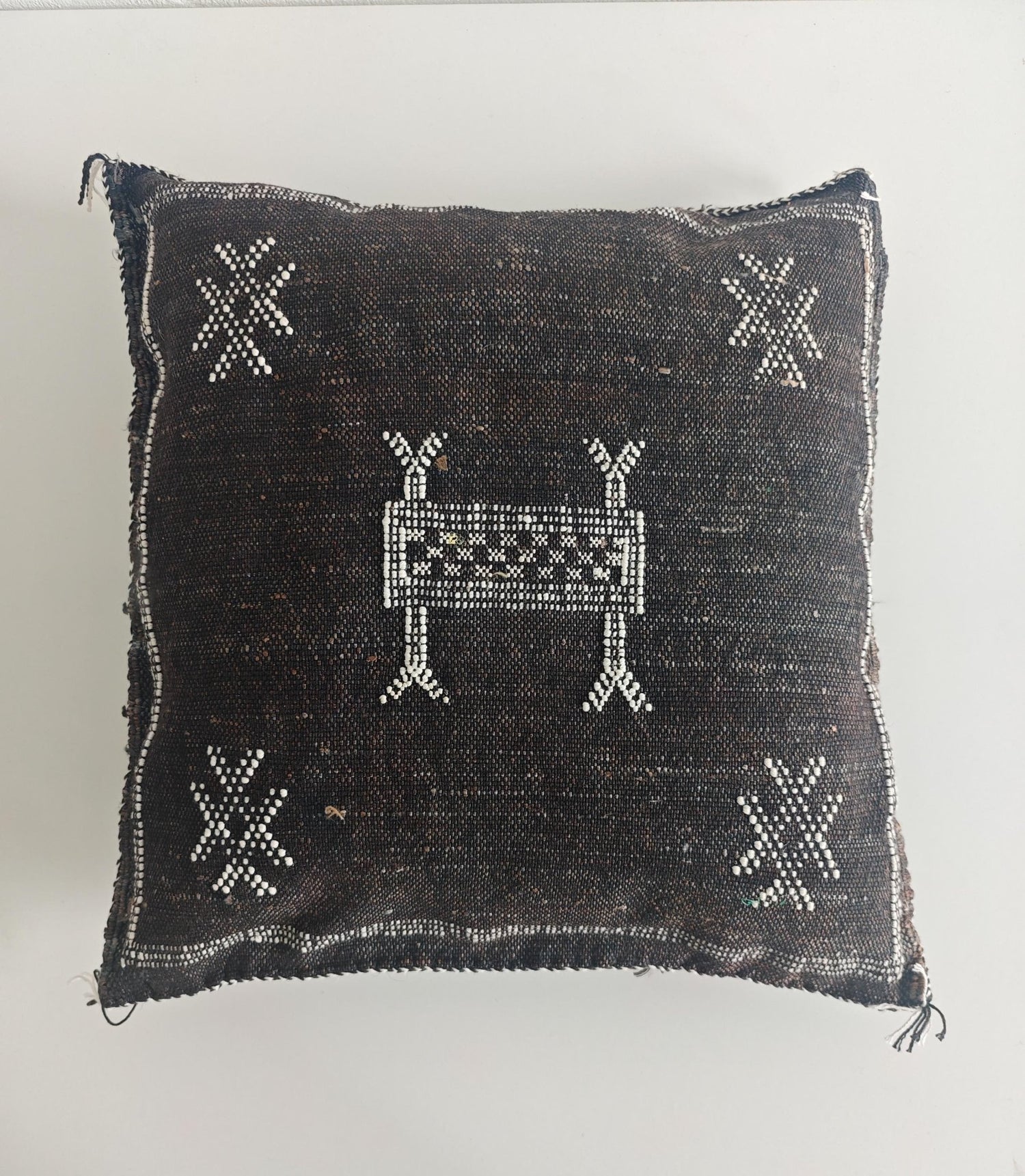 Sabra Kissen aus Marokko, Kaktusseide Kissenhülle, Marrakesch Boho Wohnkissen, Sabra Silk Cushion Cover - Dark Anthracite Black - CocosyBerlin