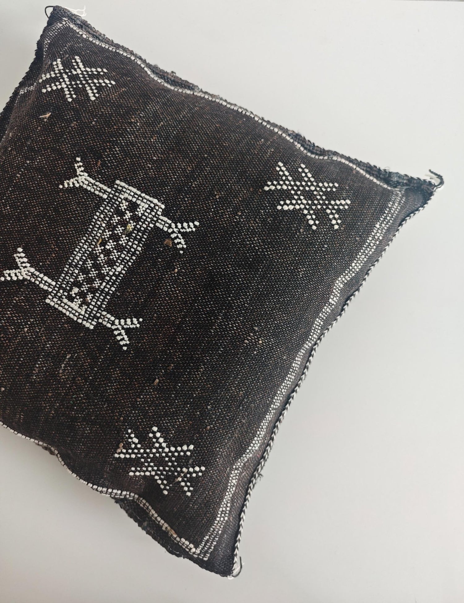 Sabra Kissen aus Marokko, Kaktusseide Kissenhülle, Marrakesch Boho Wohnkissen, Sabra Silk Cushion Cover - Dark Anthracite Black - CocosyBerlin