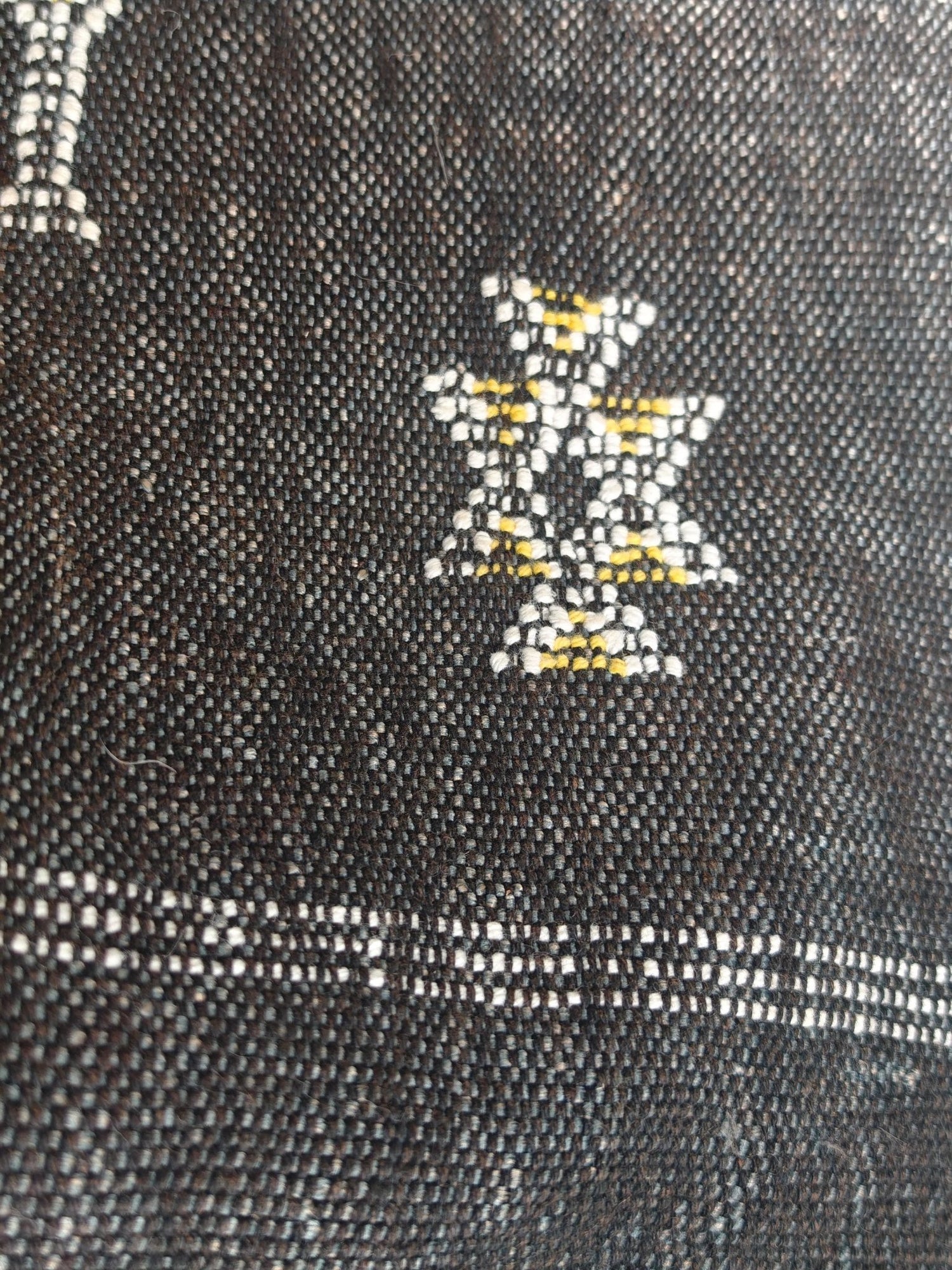 Sabra Kissen aus Marokko, Kaktusseide Kissenhülle, Marrakesch Boho Wohnkissen, Sabra Silk Cushion Cover - Dark Anthracite Black - CocosyBerlin