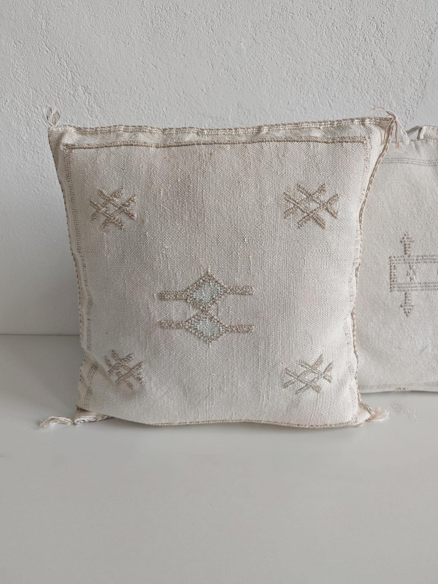 Sabra Kissen aus Marokko | Marrakesch Kissen Kaktus-Seide | Boho Wohnkissen Weiss | Sabra Silk Cushion Cover – Soft Natural White - CocosyBerlin