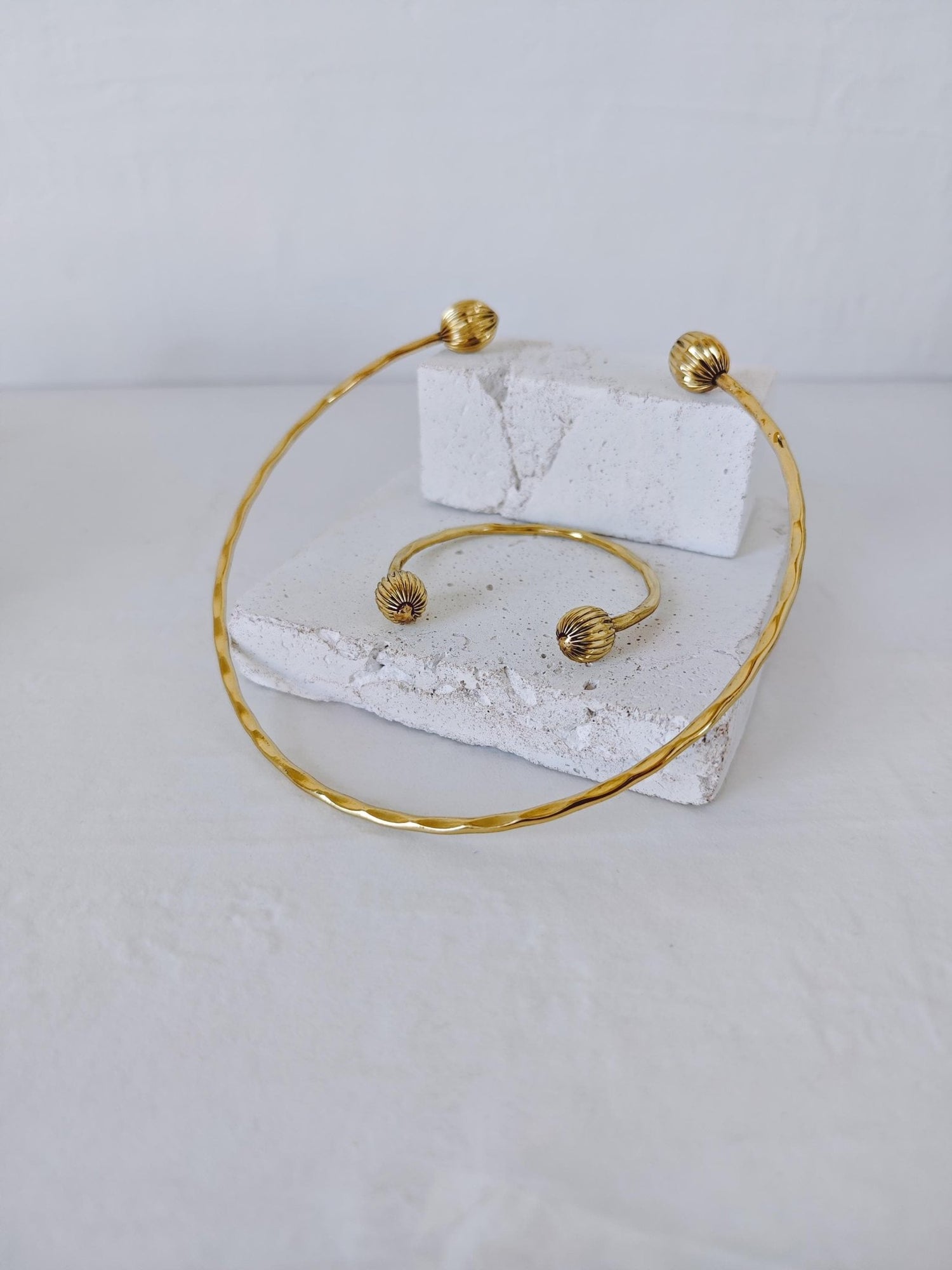 Boho Choker & Armreif Set aus gehämmertem Messing, Choker und Armreif minimalistisch golden - CocosyBerlin