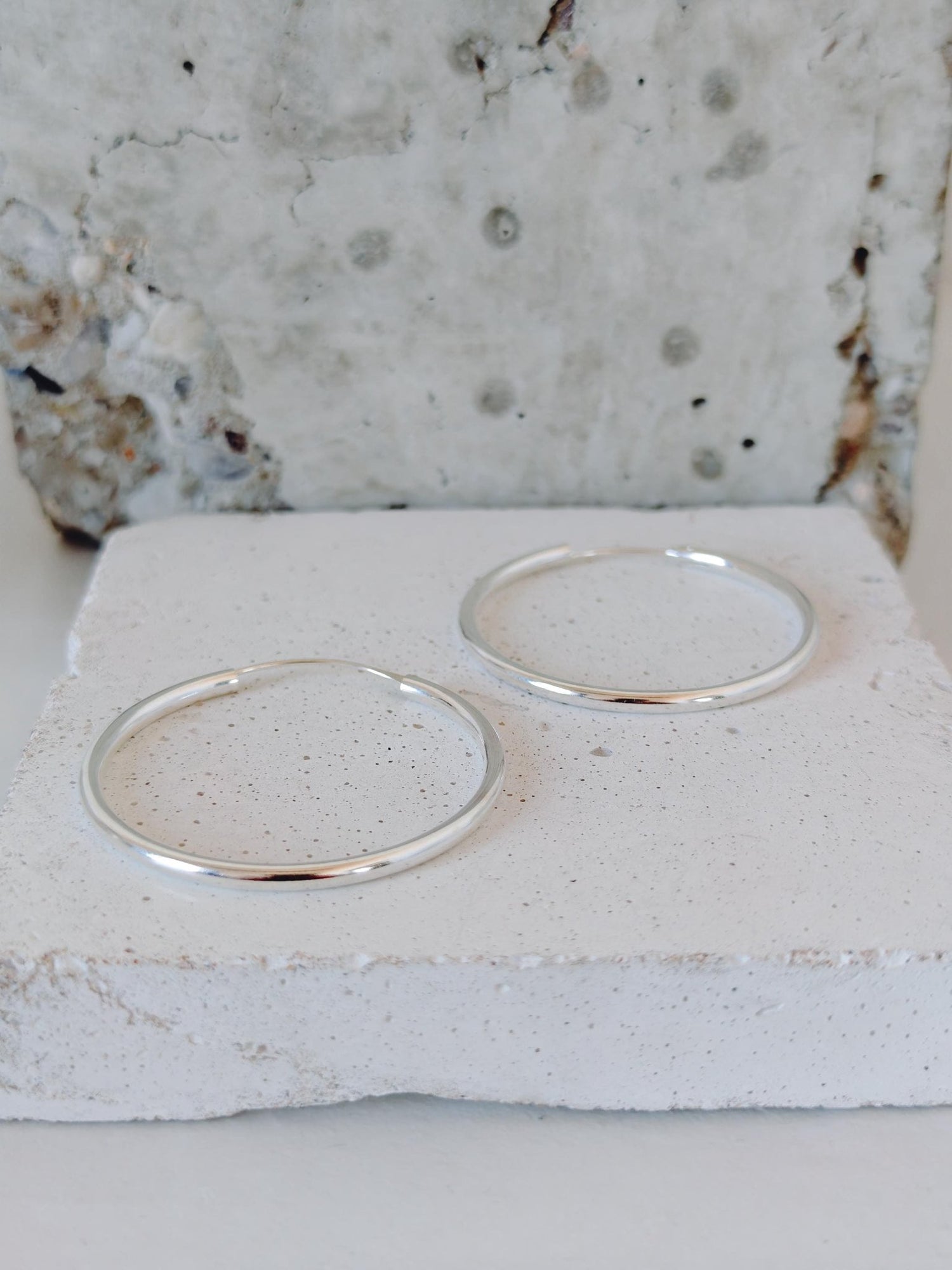 Große 925 Silber Creolen 50mm x 3mm, leichte Ohrreifen, Minimalistische Ohrringe, Silbercreolen Hoops - CocosyBerlin