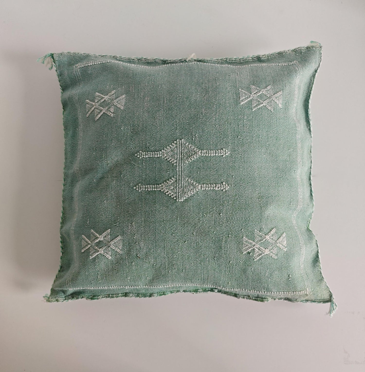 Sabra Kissen aus Marokko, Kaktusseide Kissenhülle, Marrakesch Boho Wohnkissen, Sabra Silk Cushion Cover - Soft Sage Green - CocosyBerlin