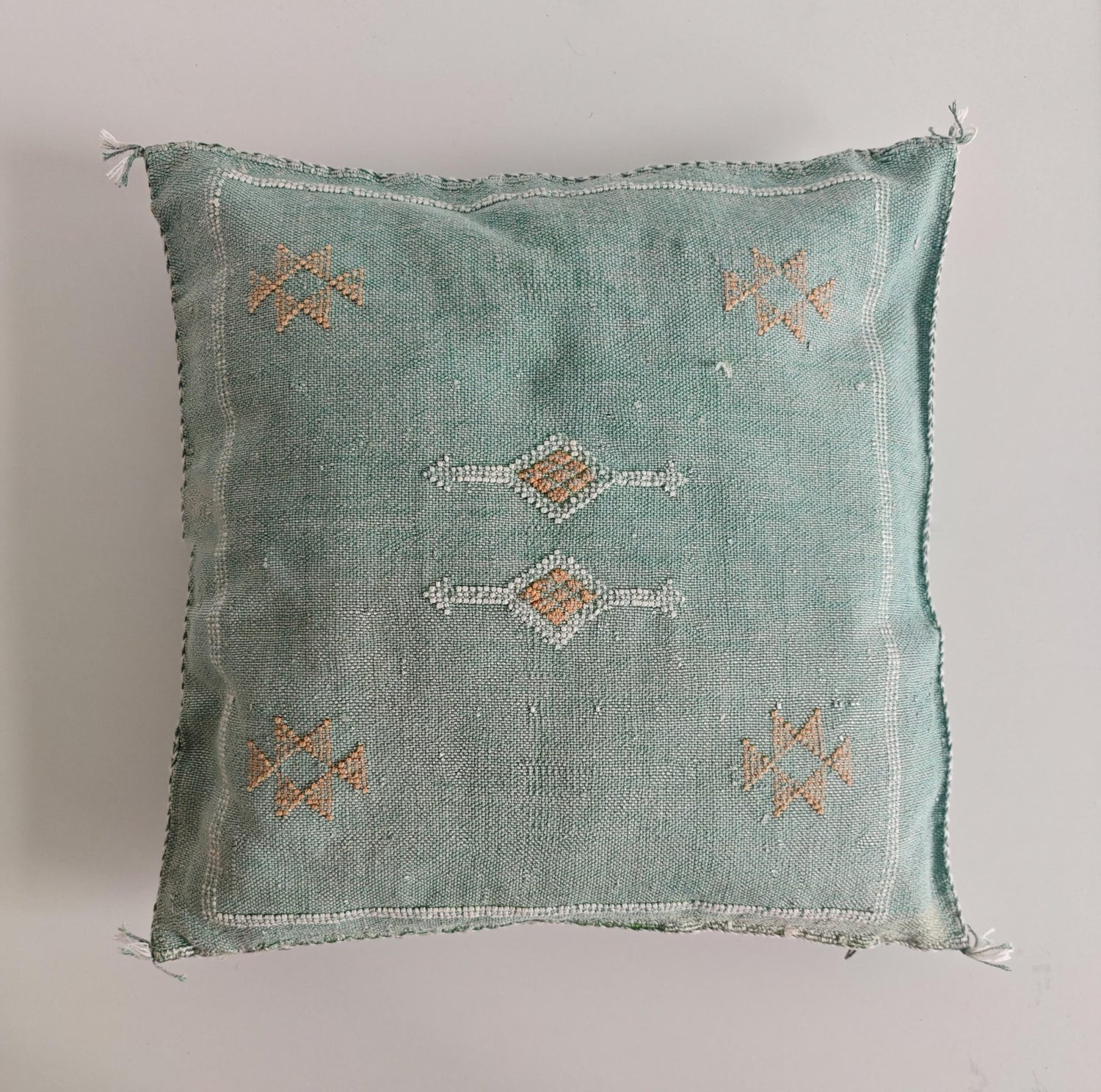 Sabra Kissen aus Marokko, Kaktusseide Kissenhülle, Marrakesch Boho Wohnkissen, Sabra Silk Cushion Cover - Soft Sage Green - CocosyBerlin