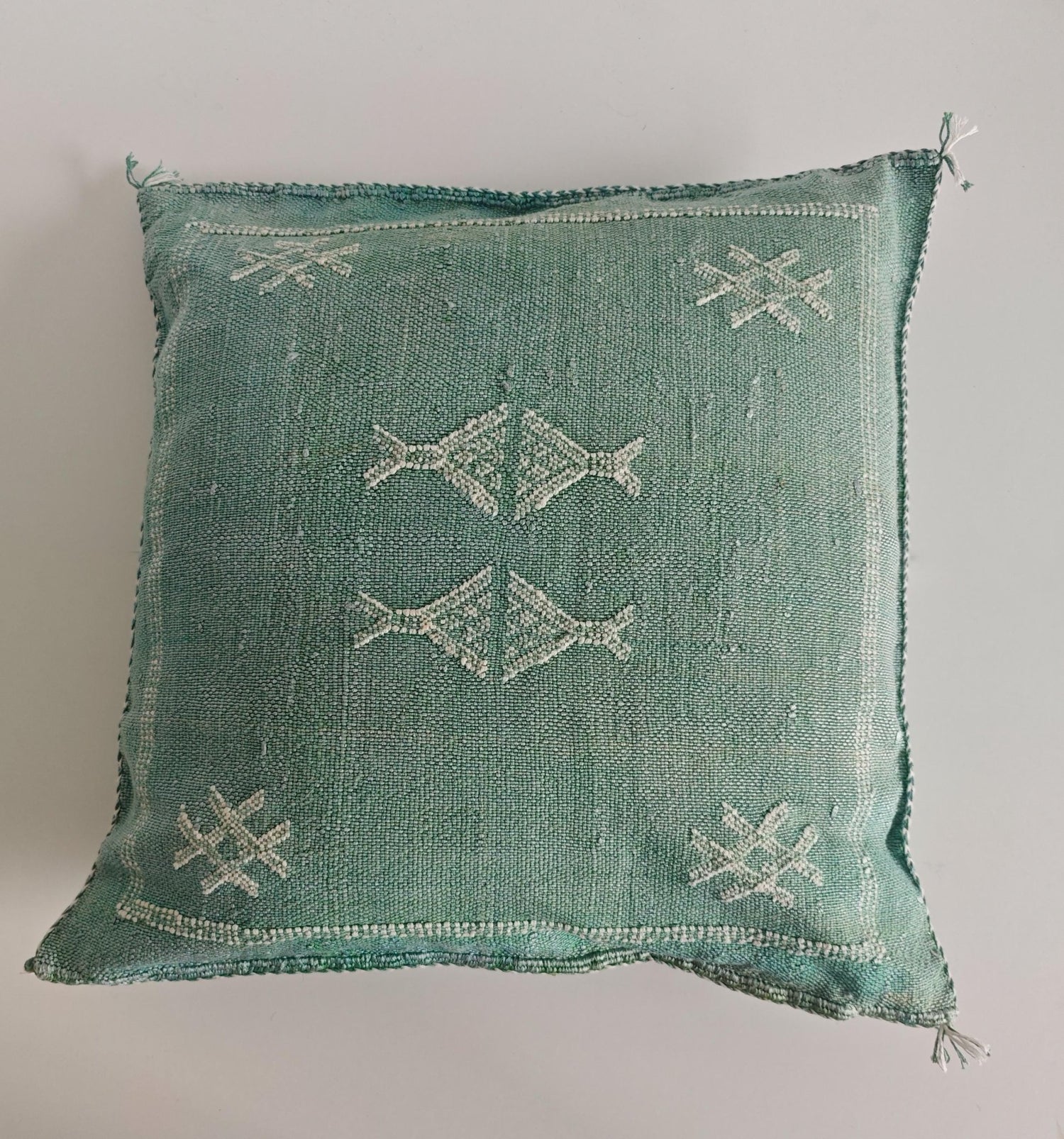Sabra Kissen aus Marokko, Kaktusseide Kissenhülle, Marrakesch Boho Wohnkissen, Sabra Silk Cushion Cover - Soft Sage Green - CocosyBerlin