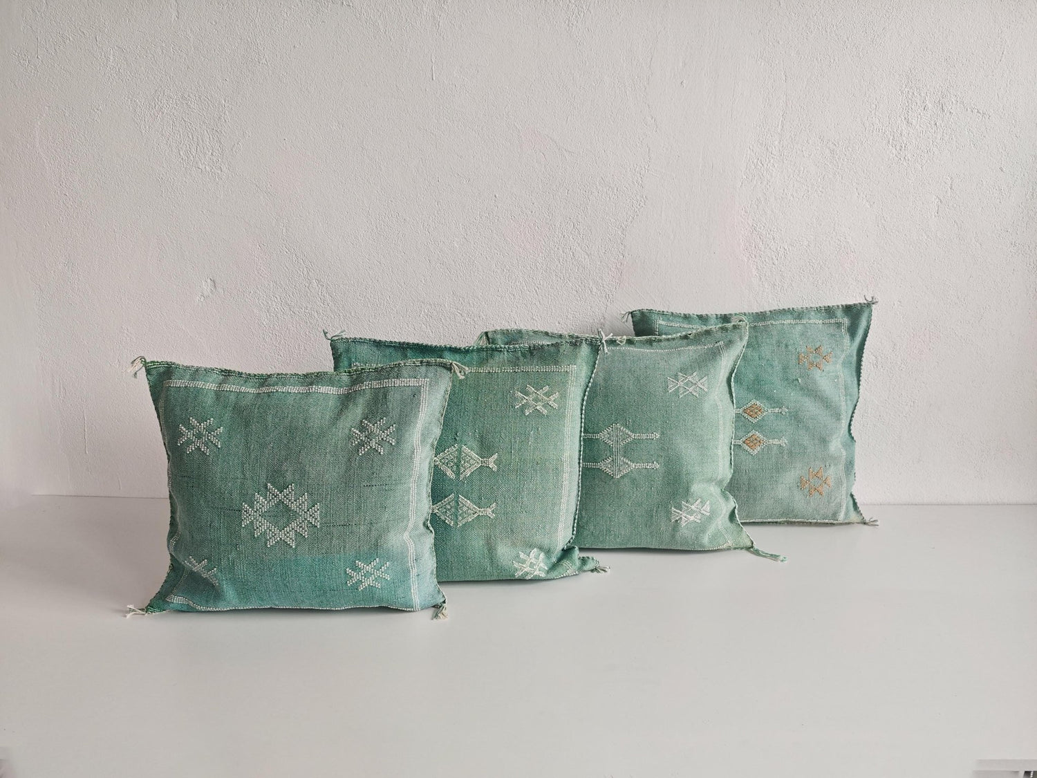 Sabra Kissen aus Marokko, Kaktusseide Kissenhülle, Marrakesch Boho Wohnkissen, Sabra Silk Cushion Cover - Soft Sage Green - CocosyBerlin
