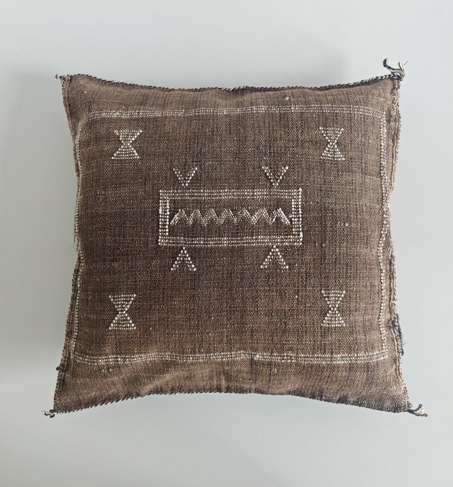 Sabra Kissen aus Marokko, Ethno Kissenhülle, Boho Wohnkissen Braun, Marokkanisches Sofakissen, Orientalisches Dekokissen, Sabra Silk Cushion Cover – Warm Brown Tones - CocosyBerlin