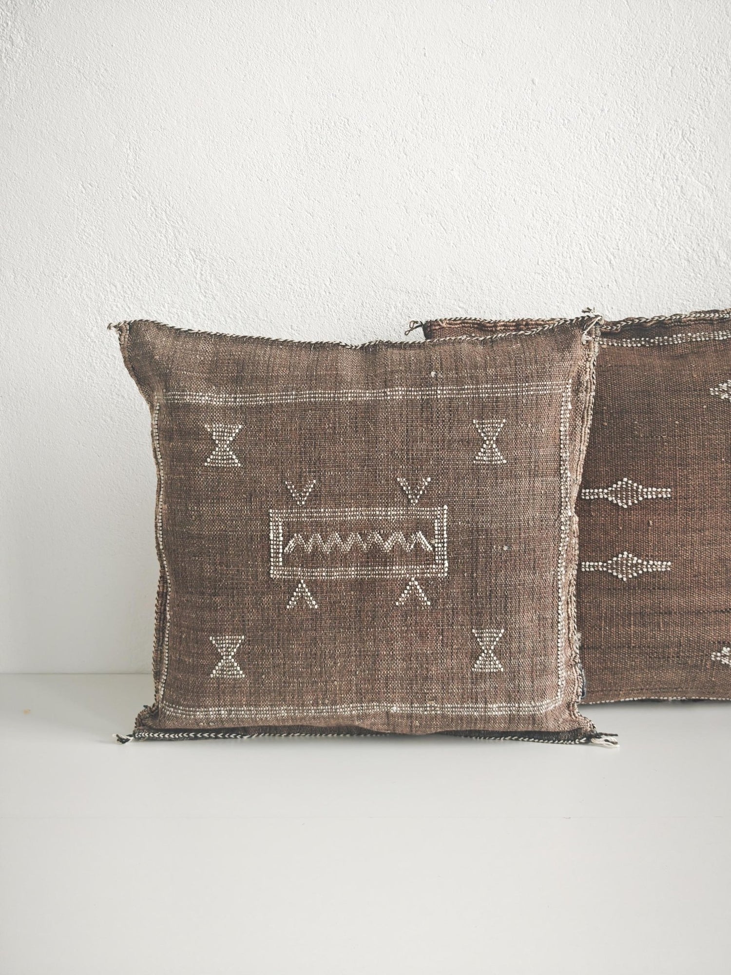 Sabra Kissen aus Marokko, Ethno Kissenhülle, Boho Wohnkissen Braun, Marokkanisches Sofakissen, Orientalisches Dekokissen, Sabra Silk Cushion Cover – Warm Brown Tones - CocosyBerlin