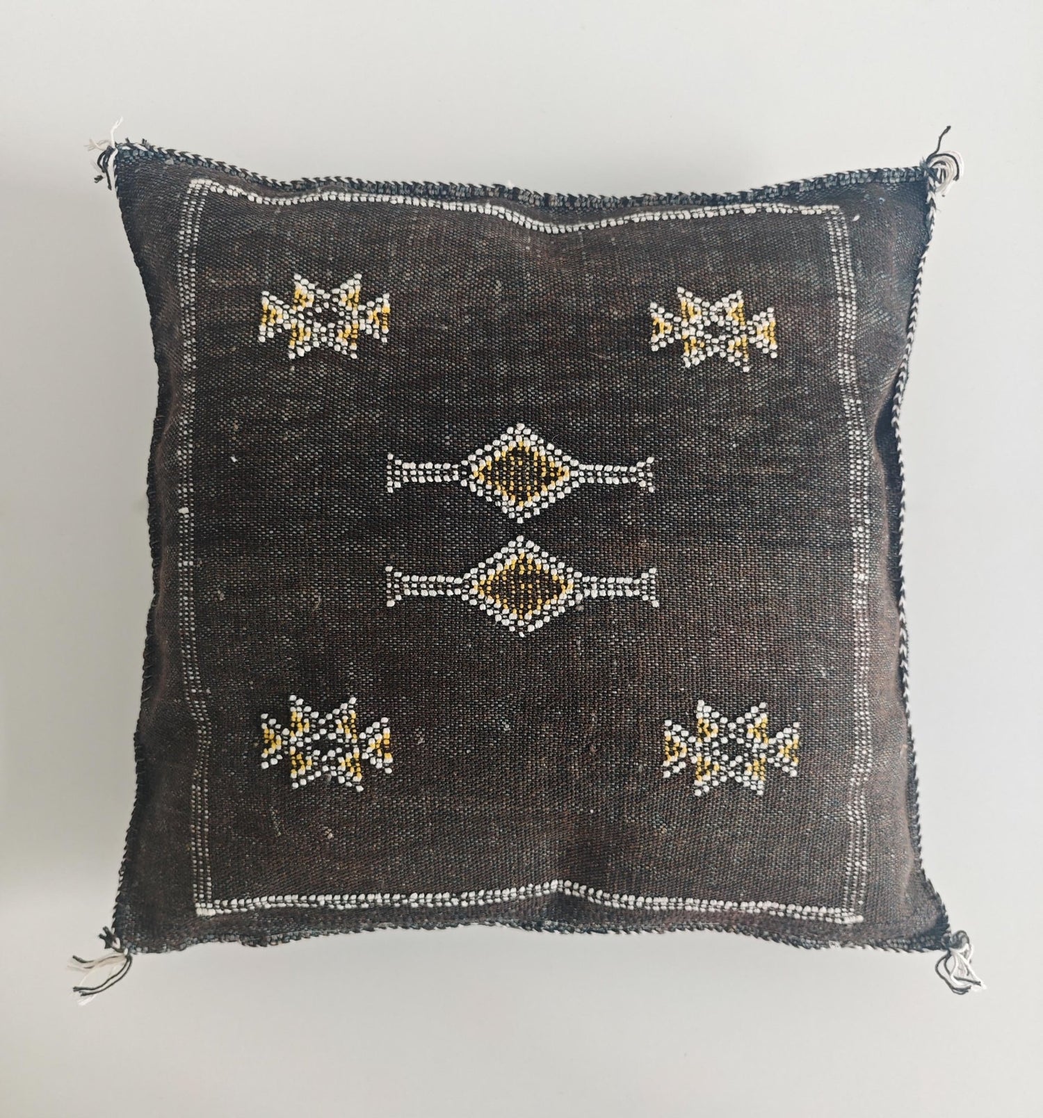 Sabra Kissen aus Marokko, Kaktusseide Kissenhülle, Marrakesch Boho Wohnkissen, Sabra Silk Cushion Cover - Dark Anthracite Black - CocosyBerlin