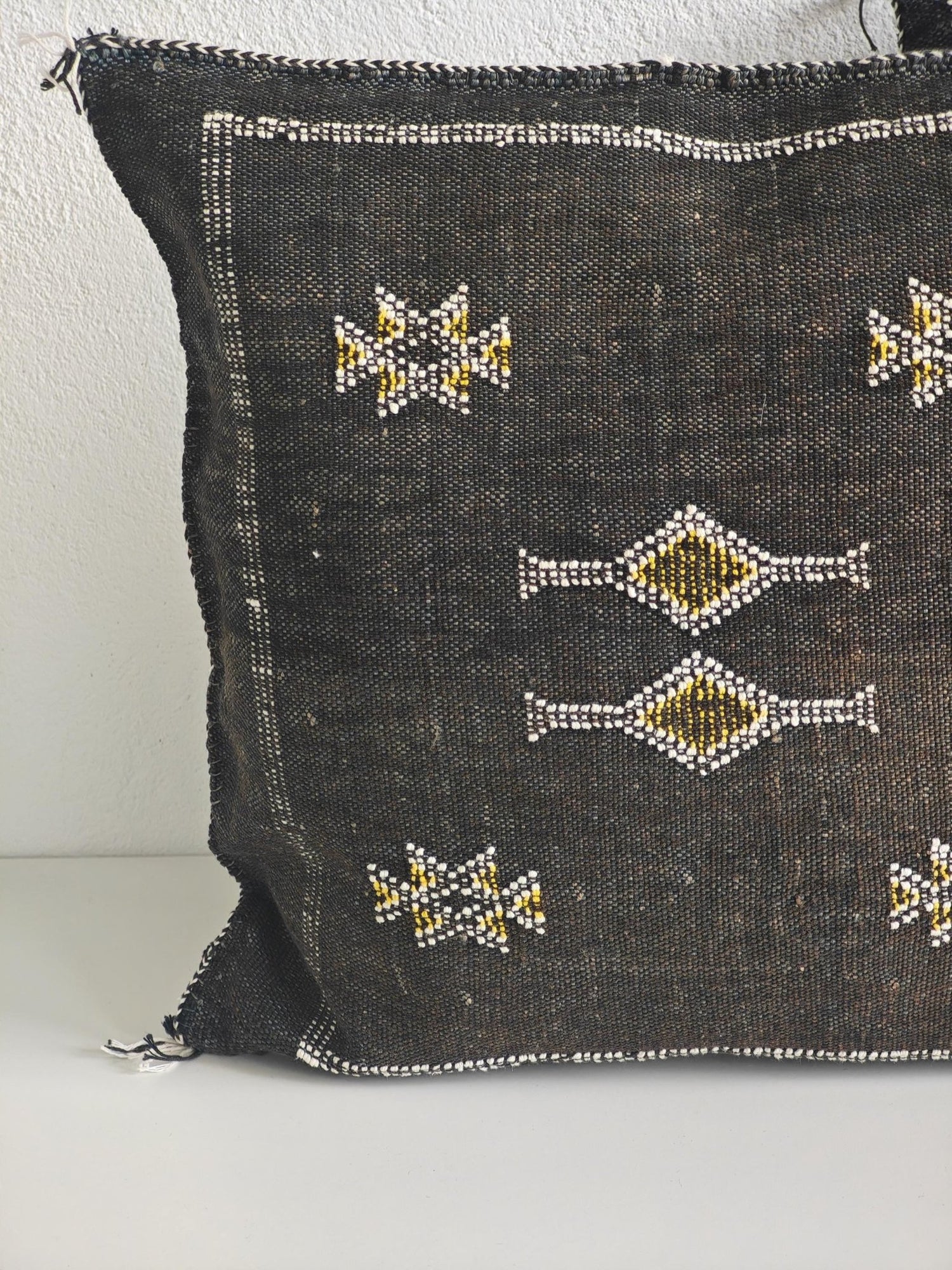 Sabra Kissen aus Marokko, Kaktusseide Kissenhülle, Marrakesch Boho Wohnkissen, Sabra Silk Cushion Cover - Dark Anthracite Black - CocosyBerlin