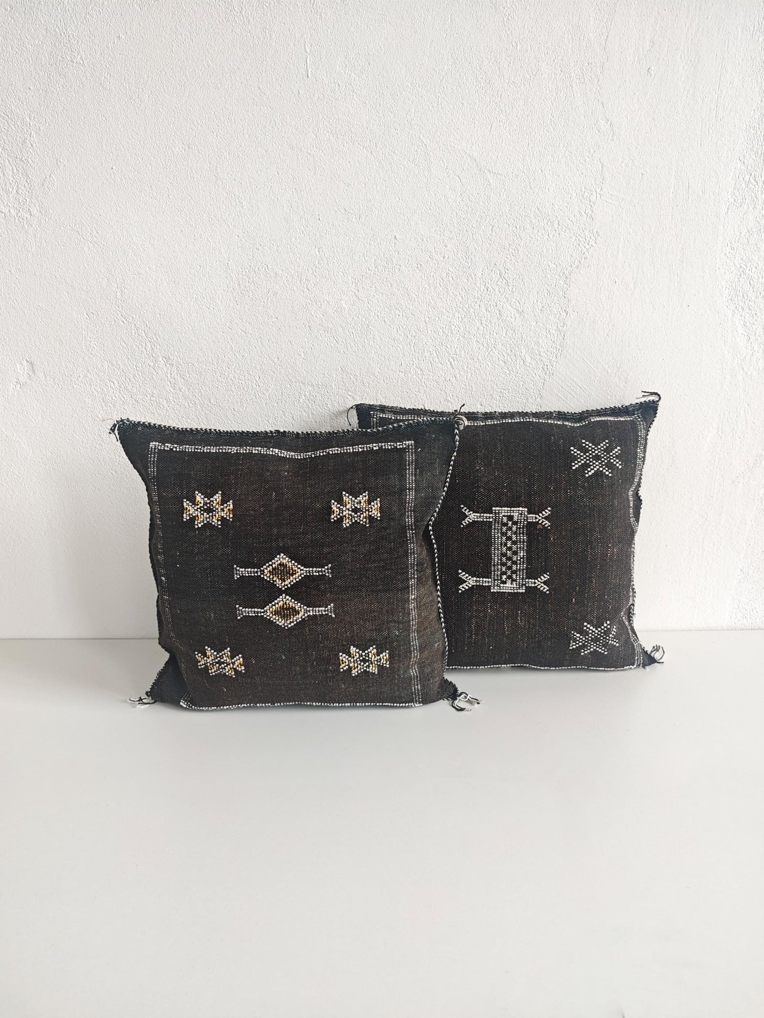 Sabra Kissen aus Marokko, Kaktusseide Kissenhülle, Marrakesch Boho Wohnkissen, Sabra Silk Cushion Cover - Dark Anthracite Black - CocosyBerlin