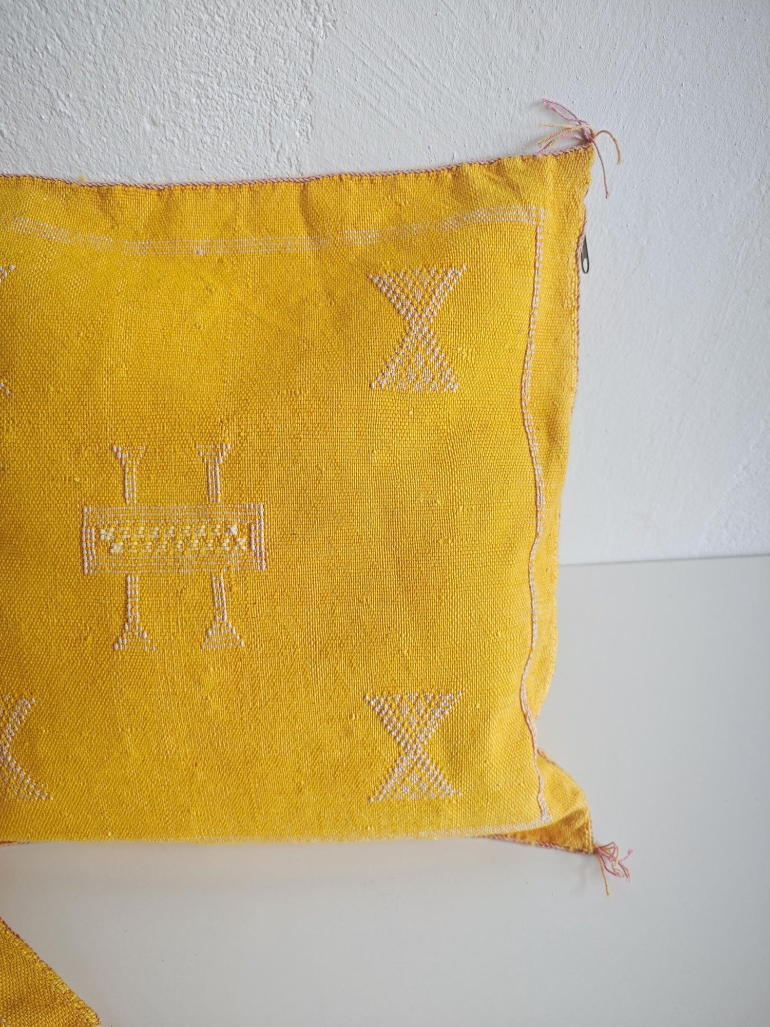 Sabra Kissen aus Marokko, Boho Wohnkissen Gelb Rosa, Marrakesch Sofakissen, Sabra Silk Cushion Cover – Golden Mustard Yellow - CocosyBerlin