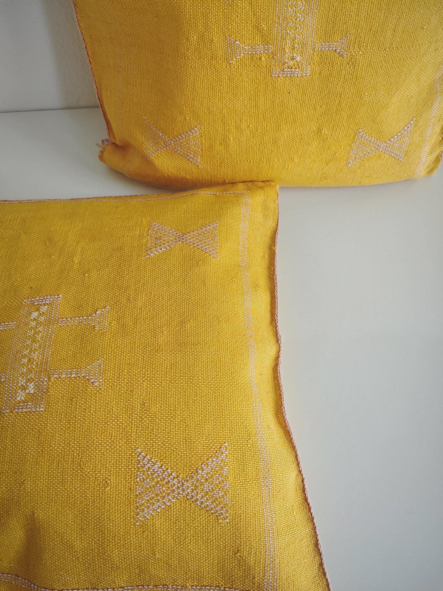 Sabra Kissen aus Marokko, Boho Wohnkissen Gelb Rosa, Marrakesch Sofakissen, Sabra Silk Cushion Cover – Golden Mustard Yellow - CocosyBerlin