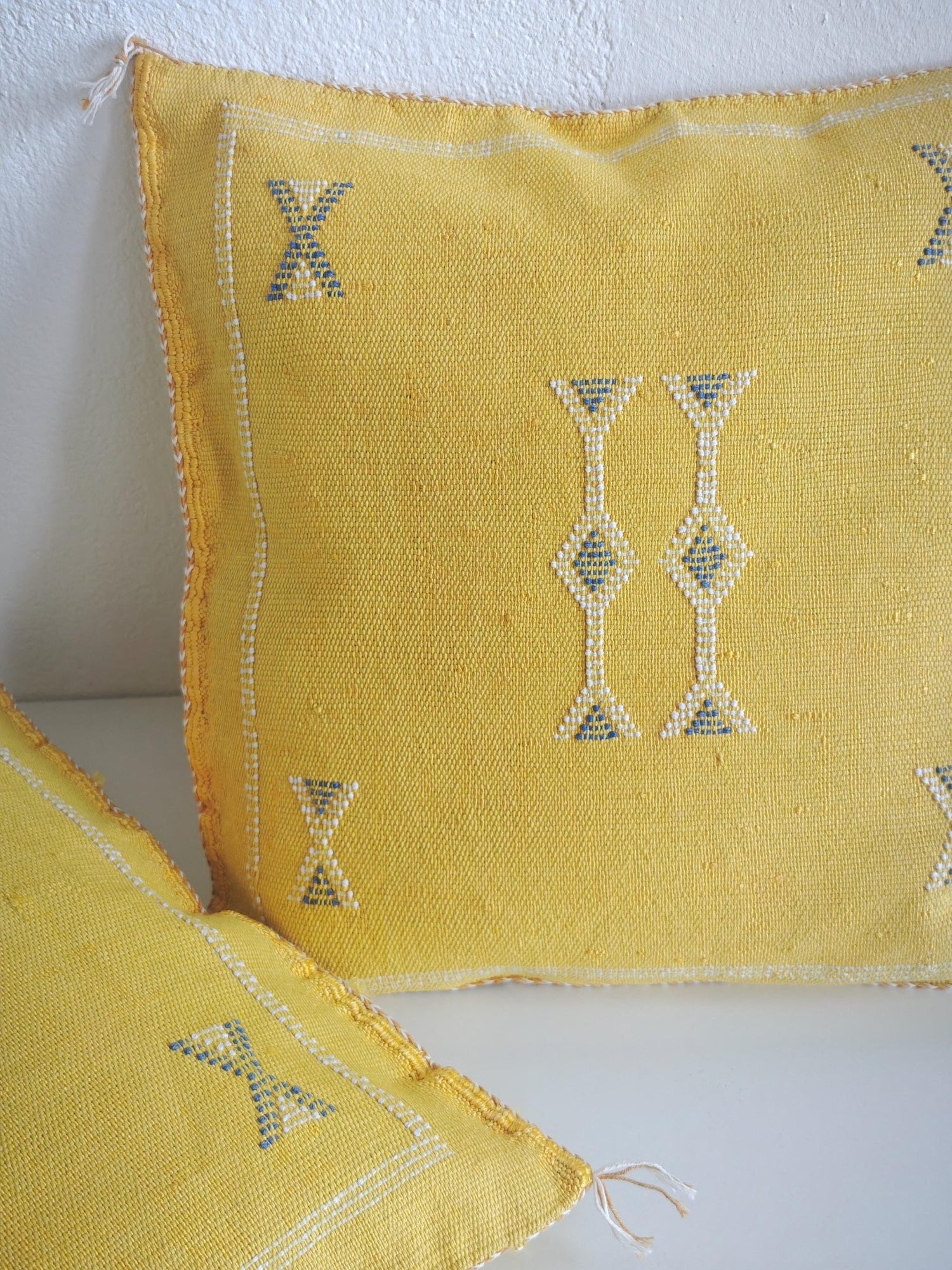Sabra Kissen aus Marokko, Marrakesch Kissenhülle, Boho Wohnkissen, Vintage Look Kissen, Sabra Silk Cushion Cover – Golden Mustard Yellow - CocosyBerlin