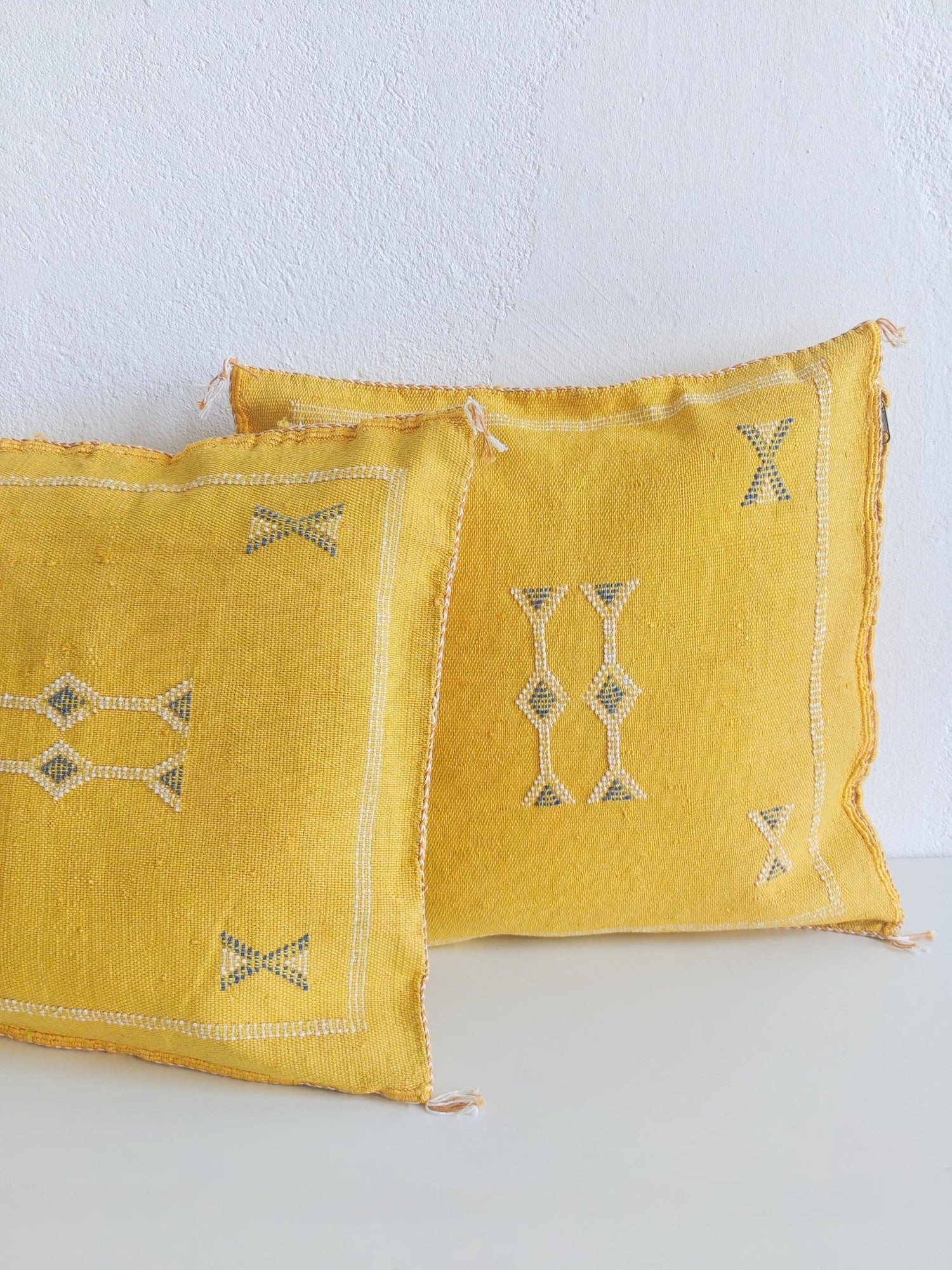 Sabra Kissen aus Marokko, Marrakesch Kissenhülle, Boho Wohnkissen, Vintage Look Kissen, Sabra Silk Cushion Cover – Golden Mustard Yellow - CocosyBerlin