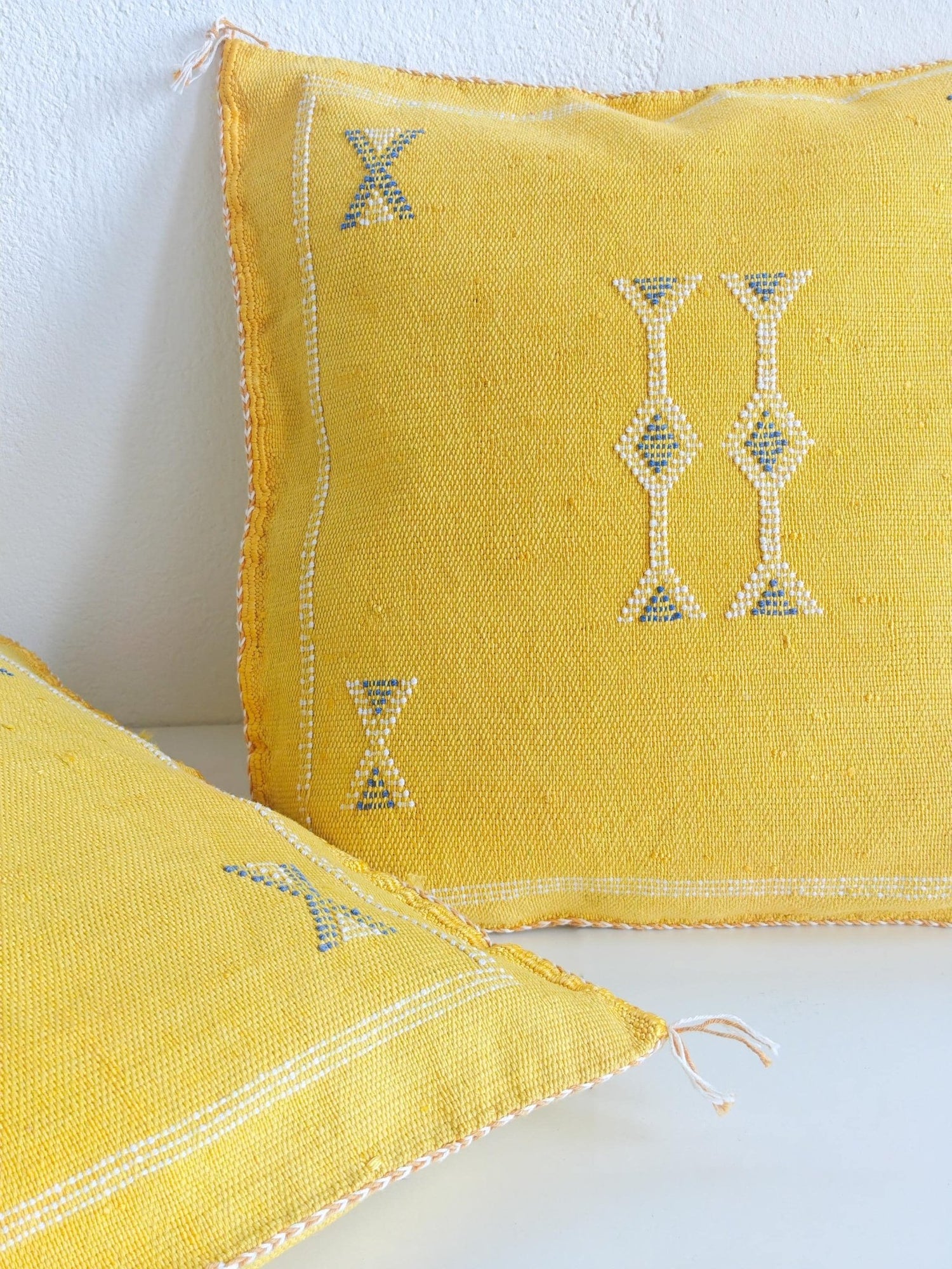 Sabra Kissen aus Marokko, Marrakesch Kissenhülle, Boho Wohnkissen, Vintage Look Kissen, Sabra Silk Cushion Cover – Golden Mustard Yellow - CocosyBerlin