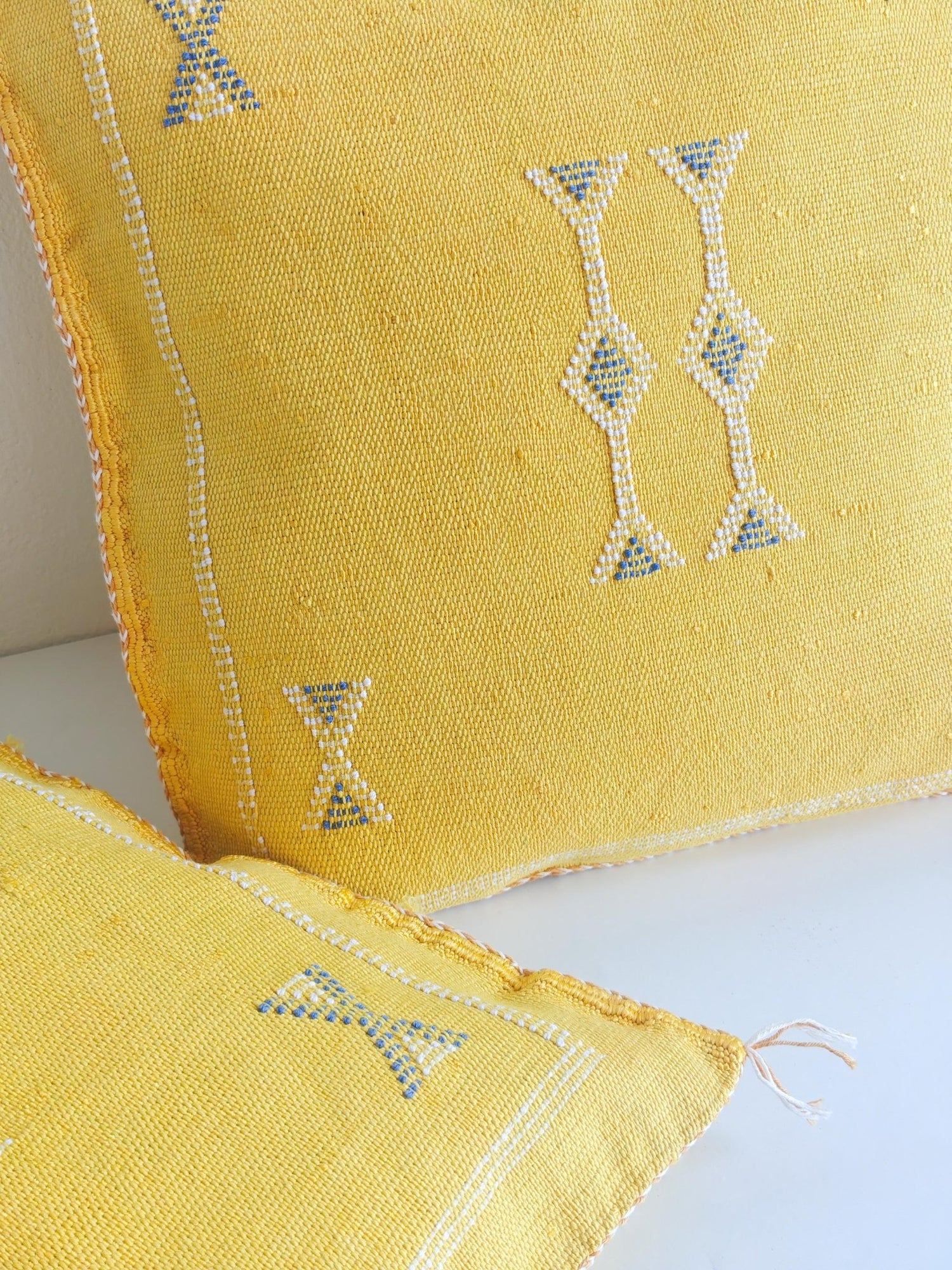 Sabra Kissen aus Marokko, Marrakesch Kissenhülle, Boho Wohnkissen, Vintage Look Kissen, Sabra Silk Cushion Cover – Golden Mustard Yellow - CocosyBerlin