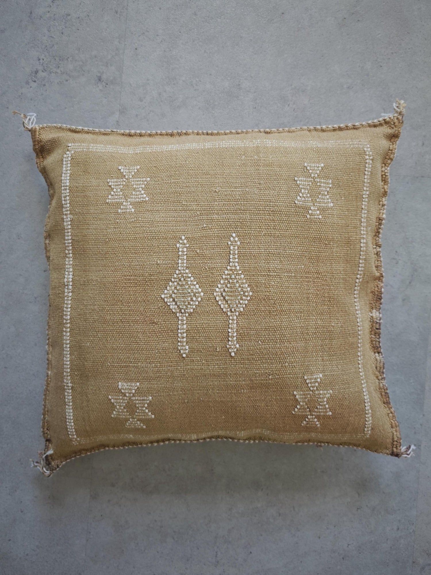 Sabra Kissen aus Marokko, Marrakesch Vintage Look Kissen, Sabra Silk Cushion Cover – Warm Sand Beige - CocosyBerlin