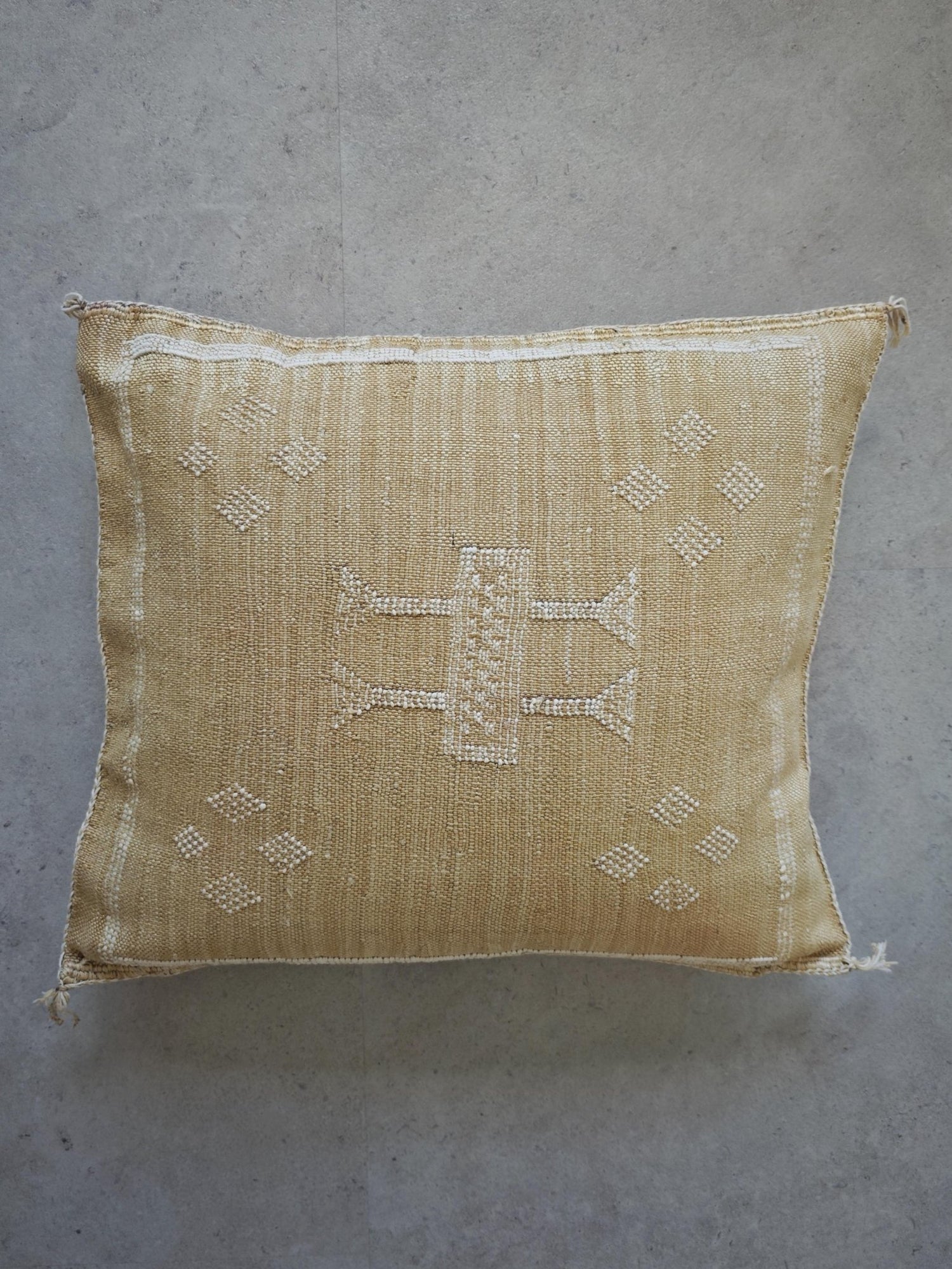 Sabra Kissen aus Marokko, Marrakesch Vintage Look Kissen, Sabra Silk Cushion Cover – Warm Sand Beige - CocosyBerlin