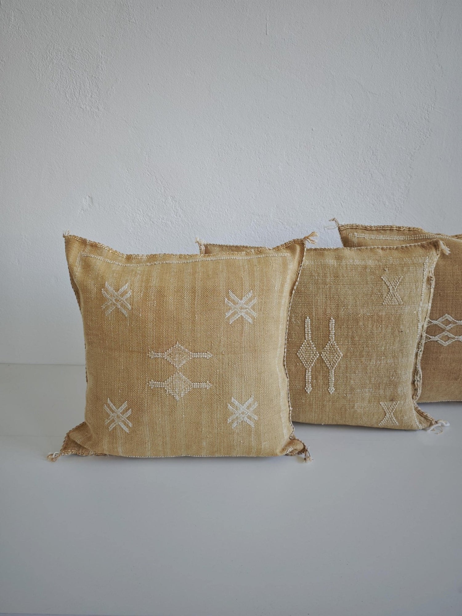 Sabra Kissen aus Marokko, Marrakesch Vintage Look Kissen, Sabra Silk Cushion Cover – Warm Sand Beige - CocosyBerlin