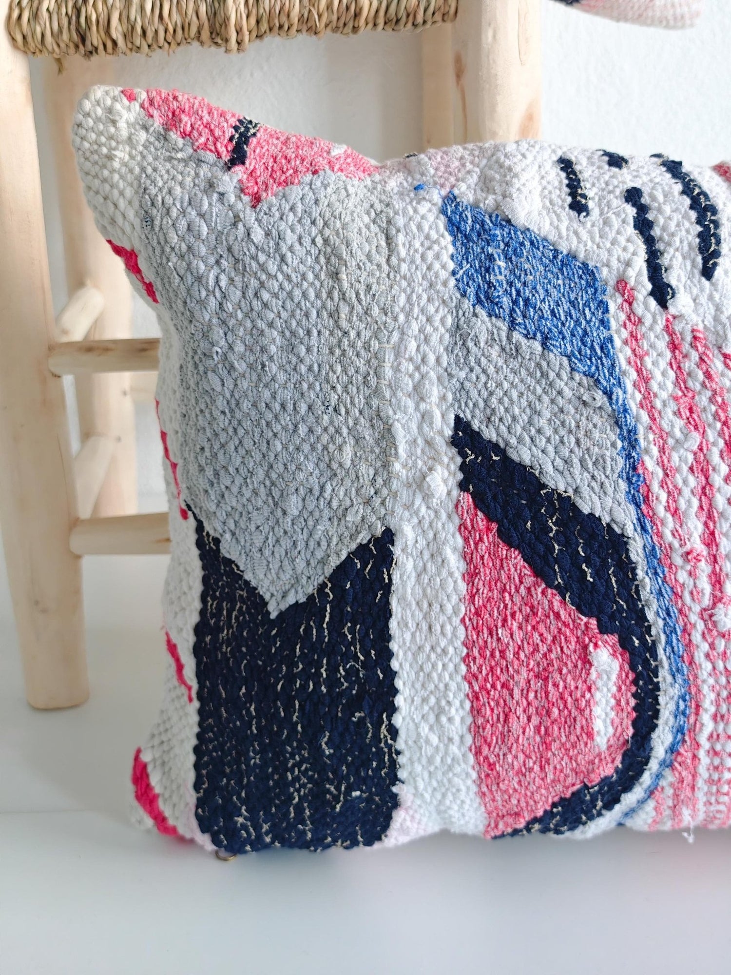 Kissen aus Marokko mit geometrischem Muster, Upcycling Marrakesch Unikat, Rosa Weiss, Boucherouite Cushion Cover – One of a Kind Studio Piece - CocosyBerlin