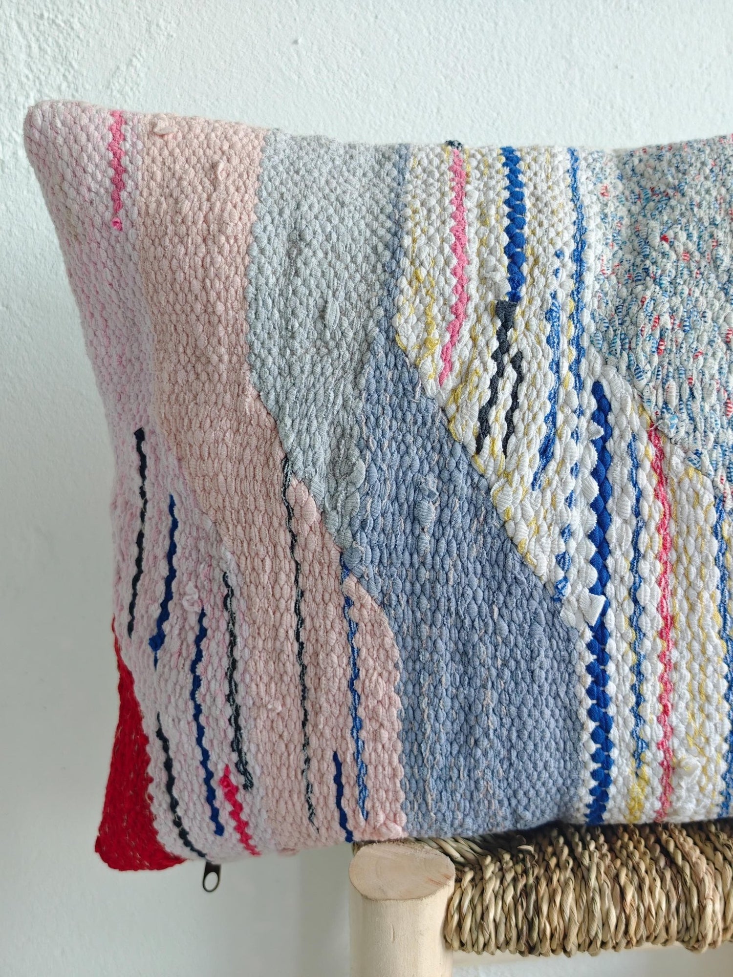 Kissen aus Marokko mit geometrischem Muster, Upcycling Marrakesch Unikat, Rosa Weiss, Boucherouite Cushion Cover – One of a Kind Studio Piece - CocosyBerlin
