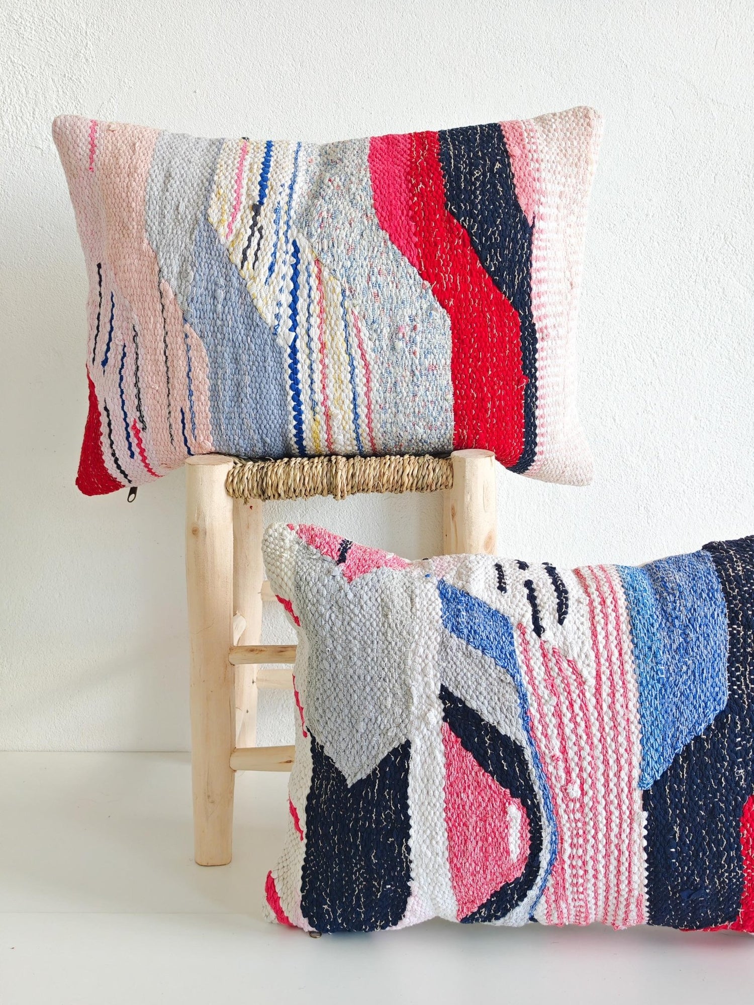 Kissen aus Marokko mit geometrischem Muster, Upcycling Marrakesch Unikat, Rosa Weiss, Boucherouite Cushion Cover – One of a Kind Studio Piece - CocosyBerlin