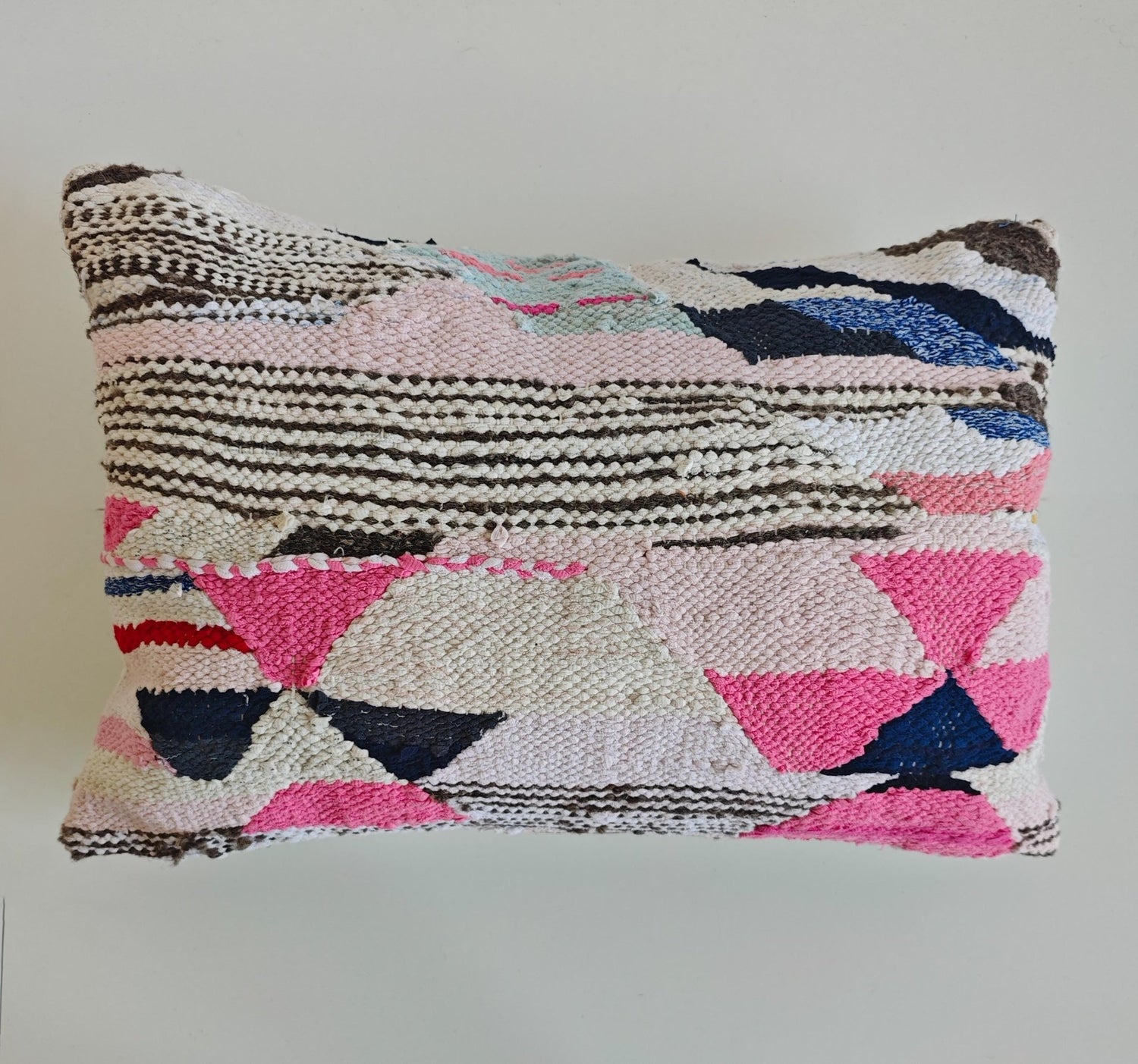 Kissen Baumwolle mit geometrischem Muster, Upcycling Design Kissen, Marrakesch Unikat, Rosa Weiss, Pastellfarben, Boucherouite Cushion Cover – One of a Kind Studio Piece - CocosyBerlin