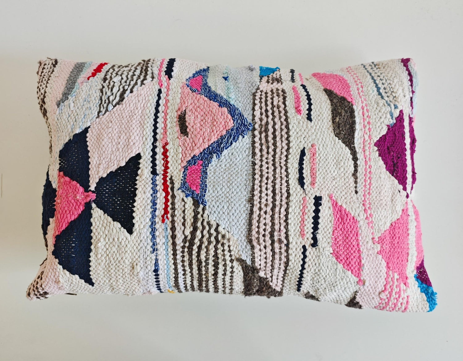 Kissen Baumwolle mit geometrischem Muster, Upcycling Design Kissen, Marrakesch Unikat, Rosa Weiss, Pastellfarben, Boucherouite Cushion Cover – One of a Kind Studio Piece - CocosyBerlin