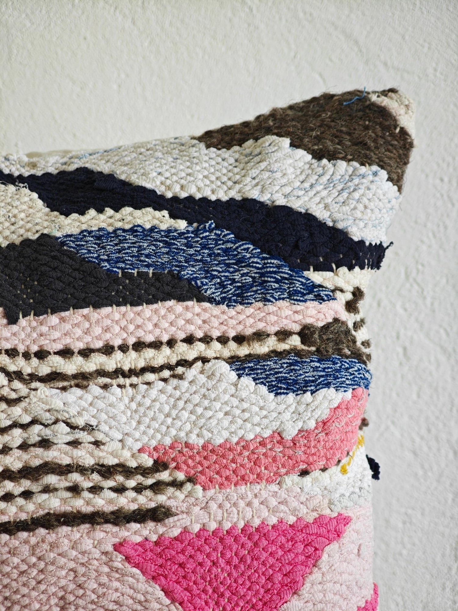 Kissen Baumwolle mit geometrischem Muster, Upcycling Design Kissen, Marrakesch Unikat, Rosa Weiss, Pastellfarben, Boucherouite Cushion Cover – One of a Kind Studio Piece - CocosyBerlin