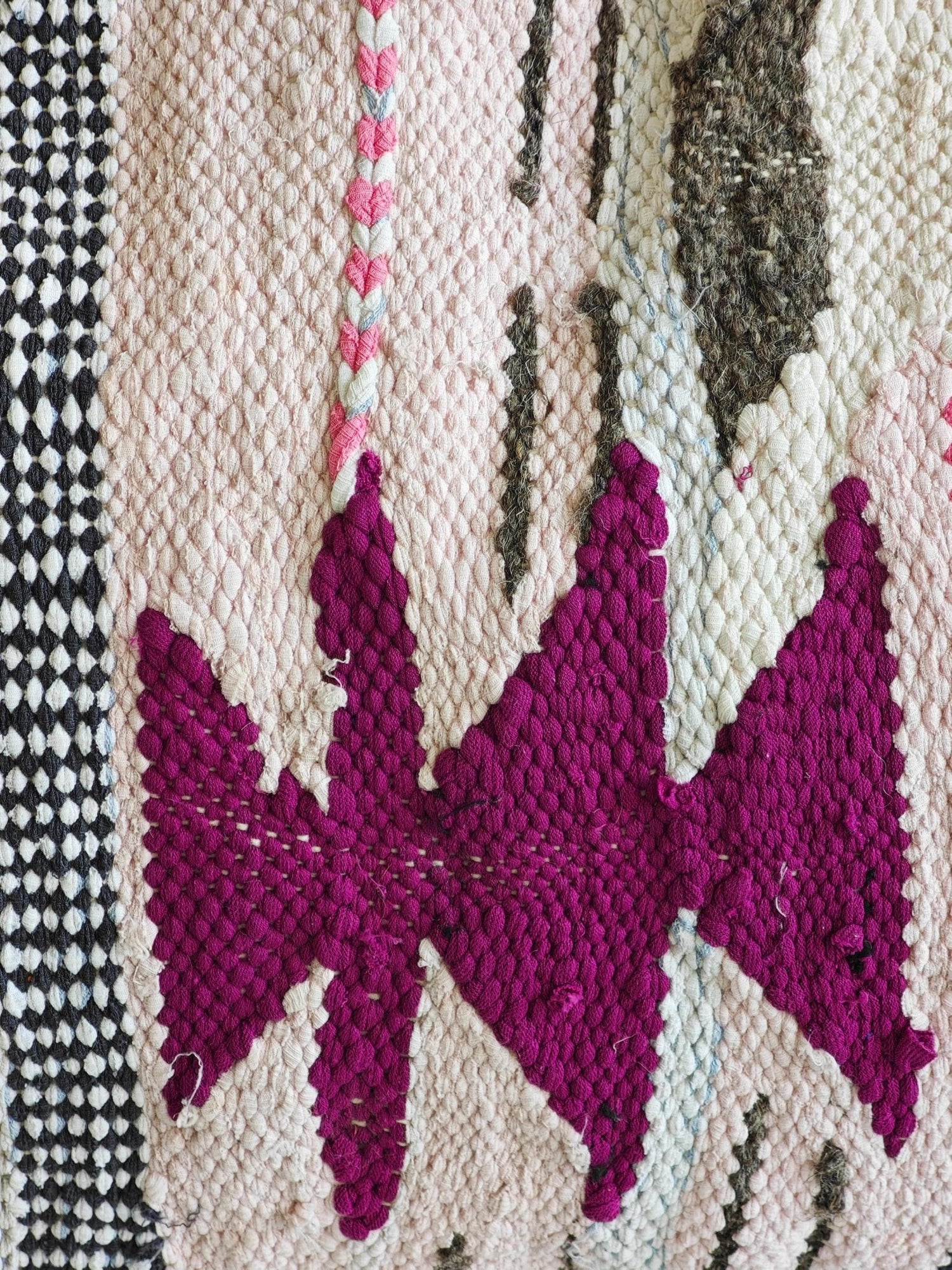 Kissen Baumwolle mit geometrischem Muster, Upcycling Design Kissen, Marrakesch Unikat, Rosa Weiss, Pastellfarben, Boucherouite Cushion Cover – One of a Kind Studio Piece - CocosyBerlin