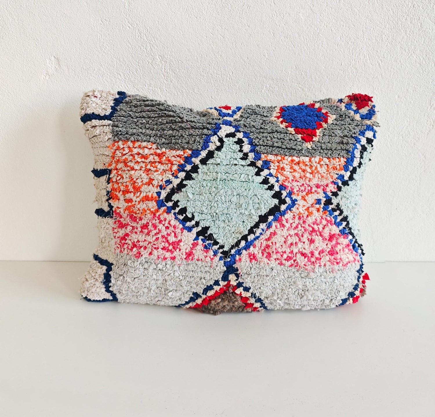 Großes Kissen aus Baumwolle und Wolle mit geometrischem Muster, Upcycling Unikat Kissen, Boucherouite Cushion Cover – One of a Kind - CocosyBerlin