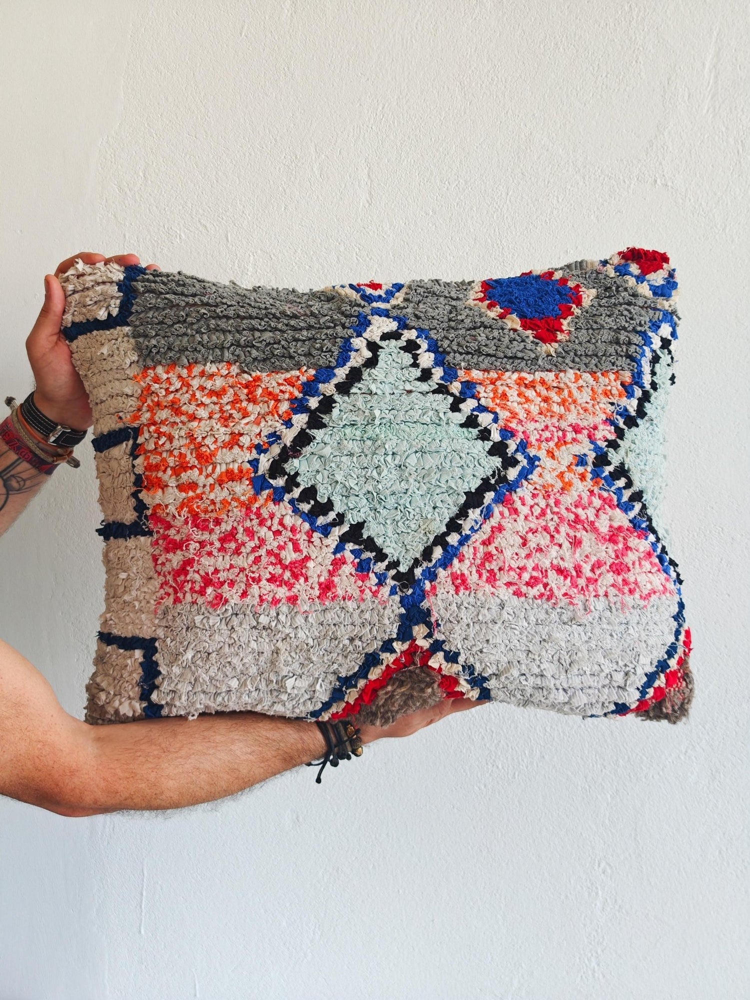 Großes Kissen aus Baumwolle und Wolle mit geometrischem Muster, Upcycling Unikat Kissen, Boucherouite Cushion Cover – One of a Kind - CocosyBerlin