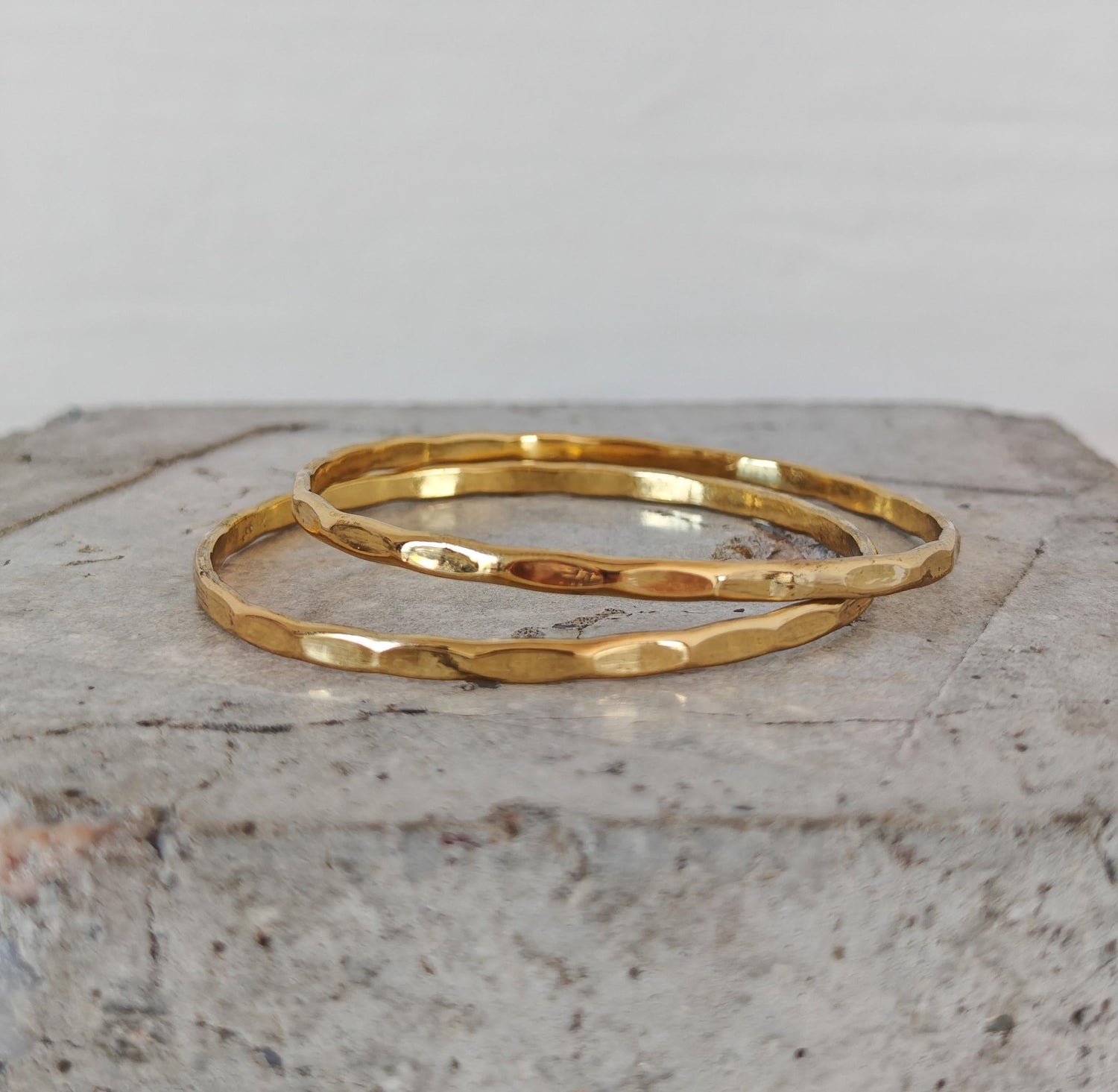Goldener Armreif aus Messing gehämmert mit Struktur, Golden Hammered Bracelet – Minimal Brass Statement, Minimalistisches goldenes Armband - CocosyBerlin