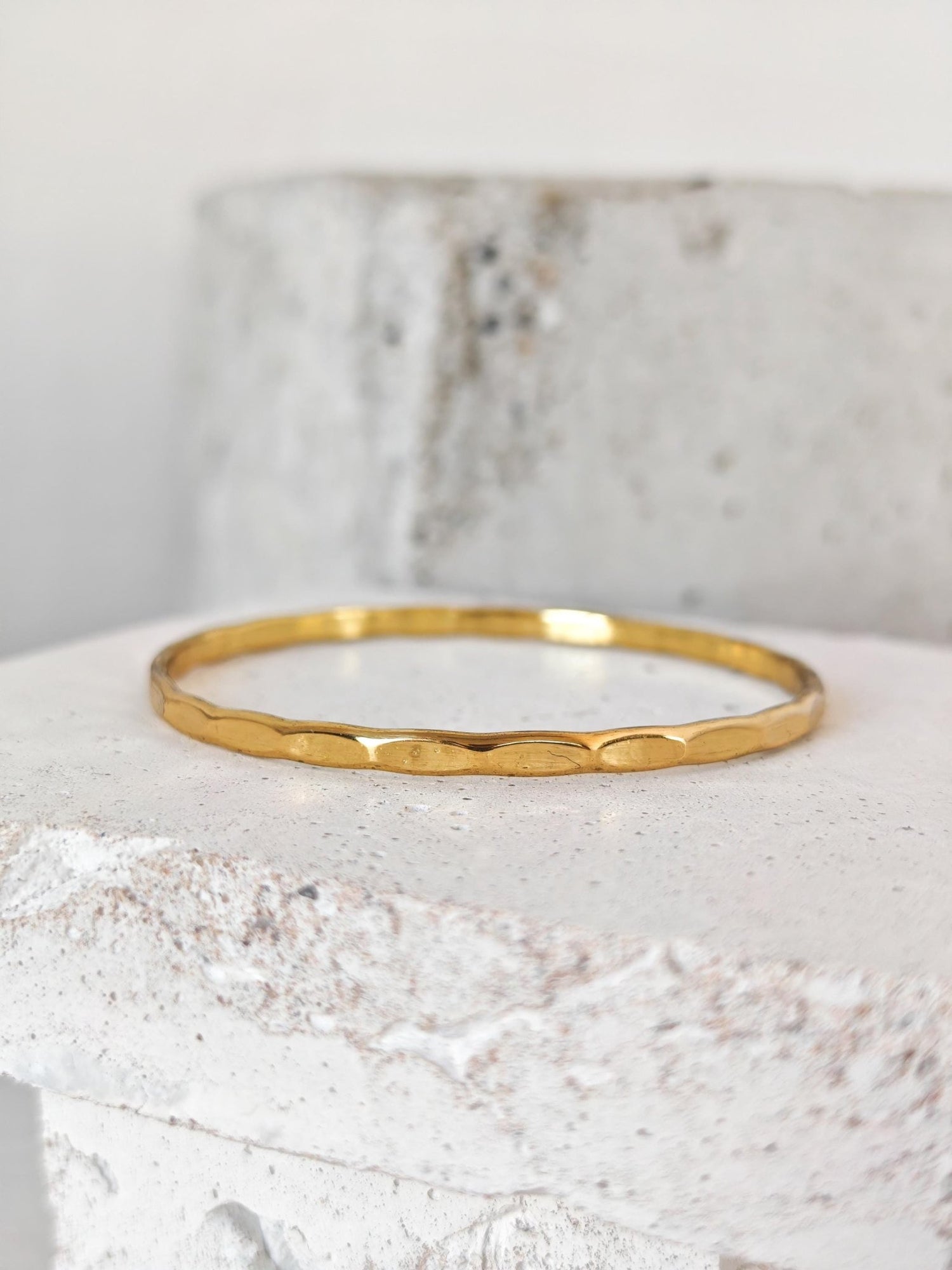 Goldener Armreif aus Messing gehämmert mit Struktur, Golden Hammered Bracelet – Minimal Brass Statement, Minimalistisches goldenes Armband - CocosyBerlin