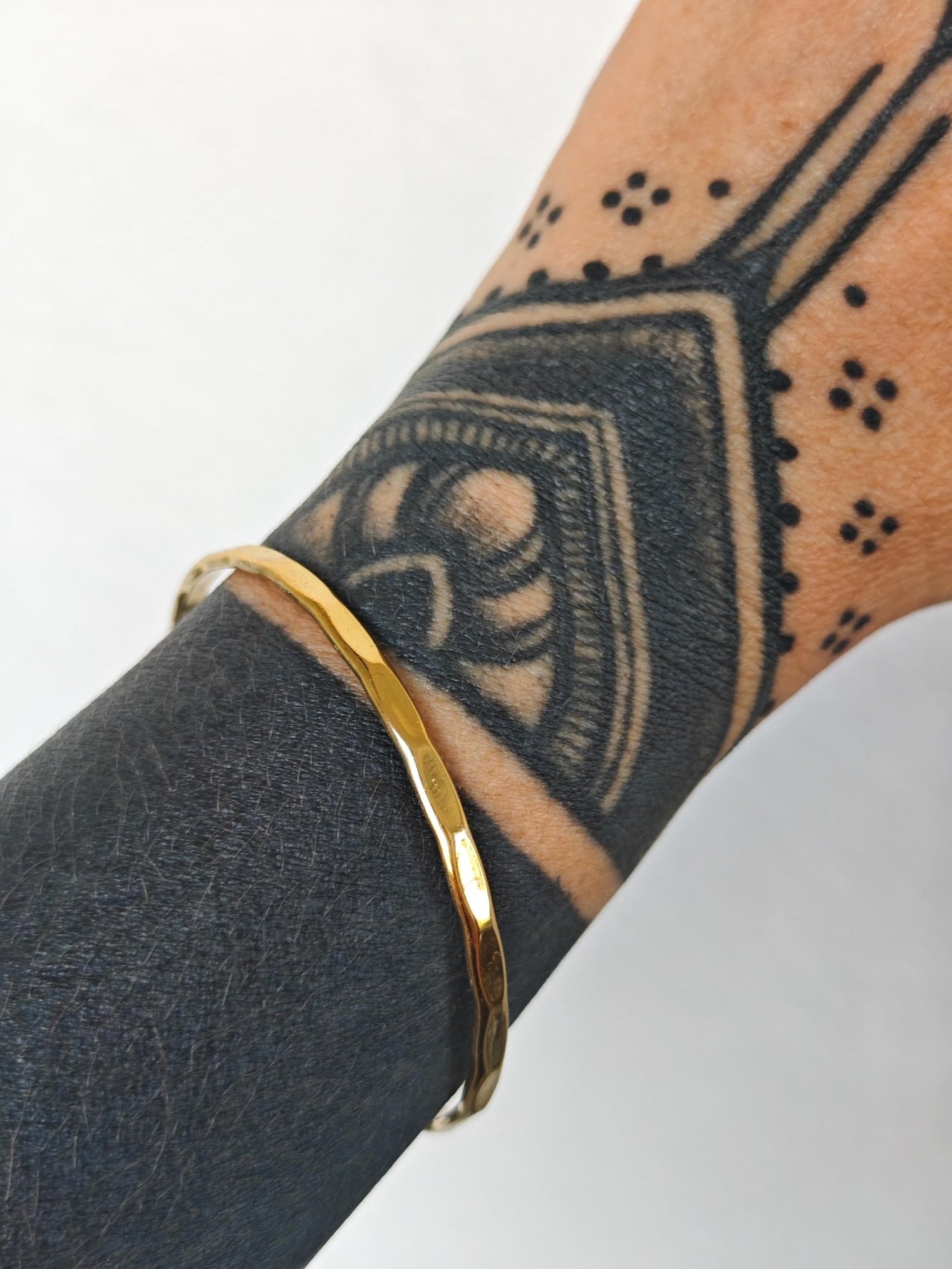 Goldener Armreif aus Messing gehämmert mit Struktur, Golden Hammered Bracelet – Minimal Brass Statement, Minimalistisches goldenes Armband - CocosyBerlin