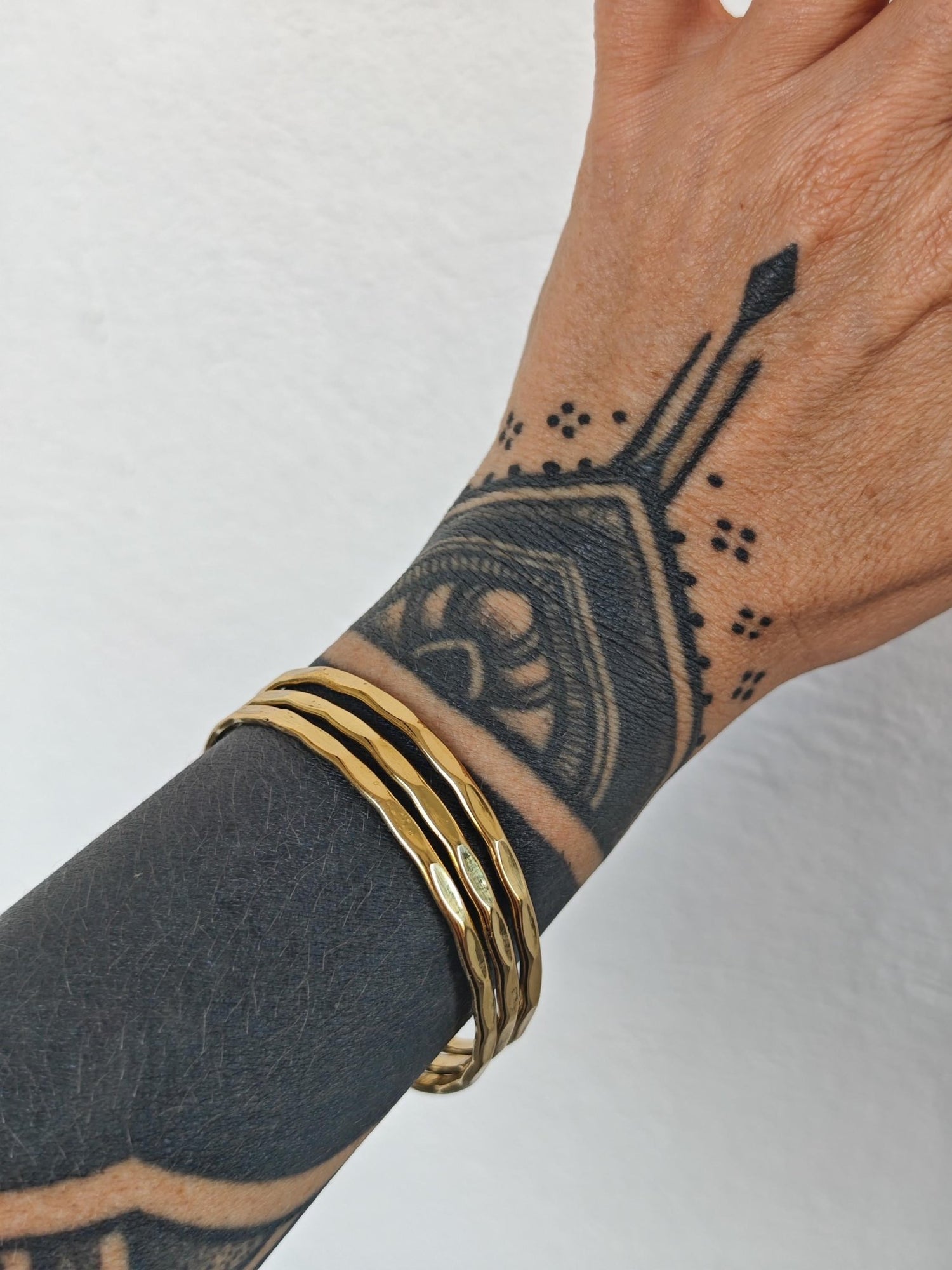 Goldener Armreif aus Messing gehämmert mit Struktur, Golden Hammered Bracelet – Minimal Brass Statement, Minimalistisches goldenes Armband - CocosyBerlin