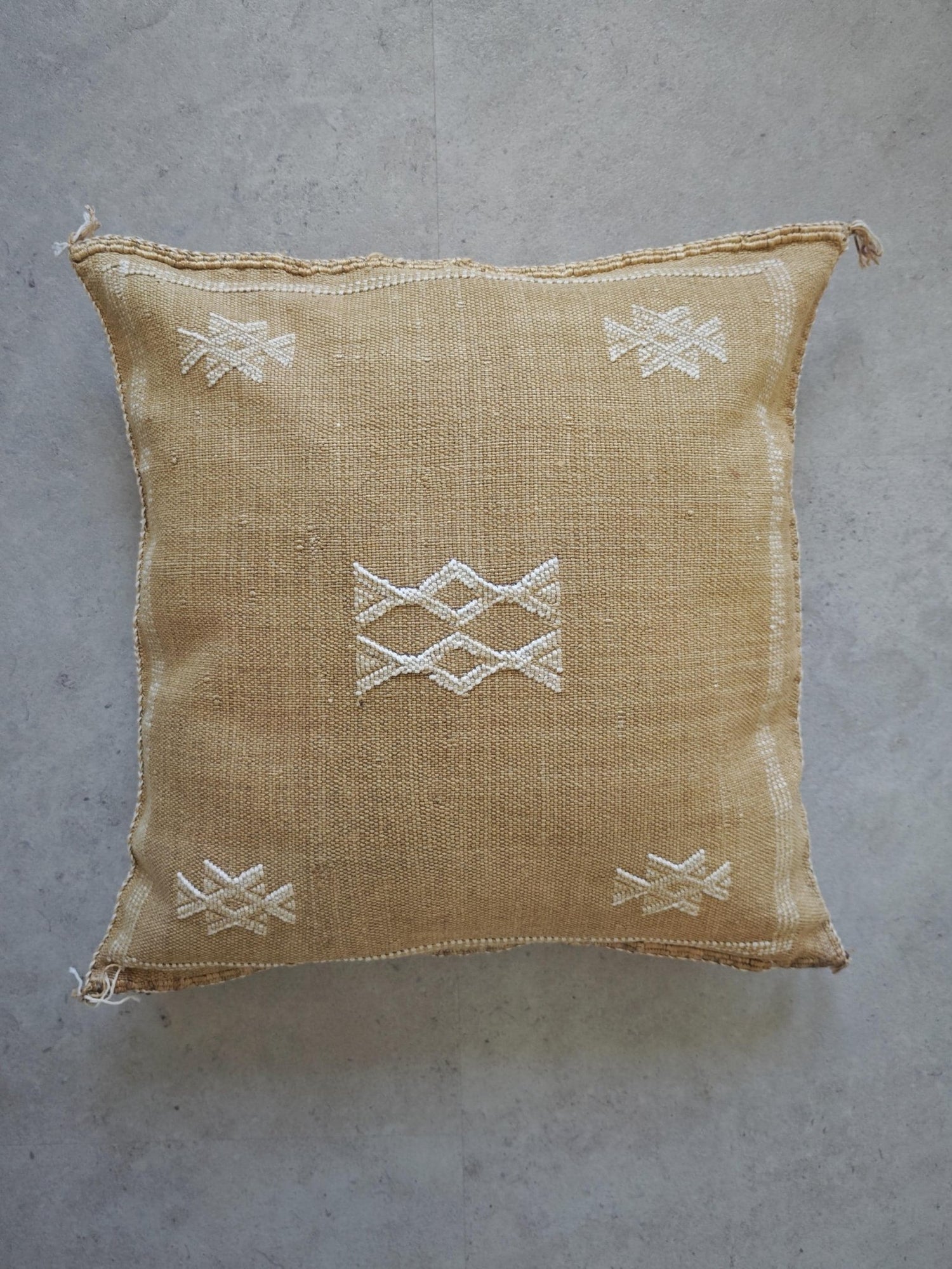 Sabra Kissen aus Marokko, Marrakesch Vintage Look Kissen, Sabra Silk Cushion Cover – Warm Sand Beige - CocosyBerlin