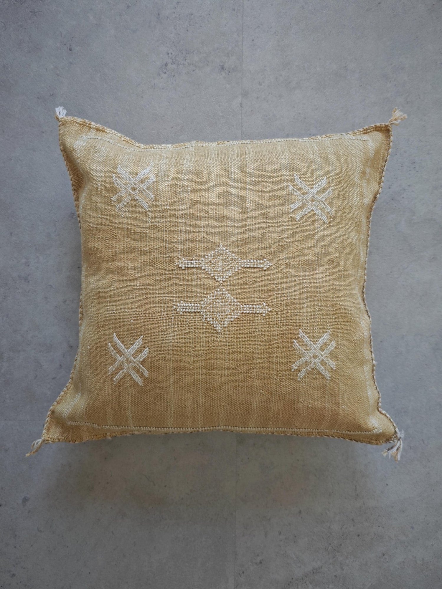 Sabra Kissen aus Marokko, Marrakesch Vintage Look Kissen, Sabra Silk Cushion Cover – Warm Sand Beige - CocosyBerlin