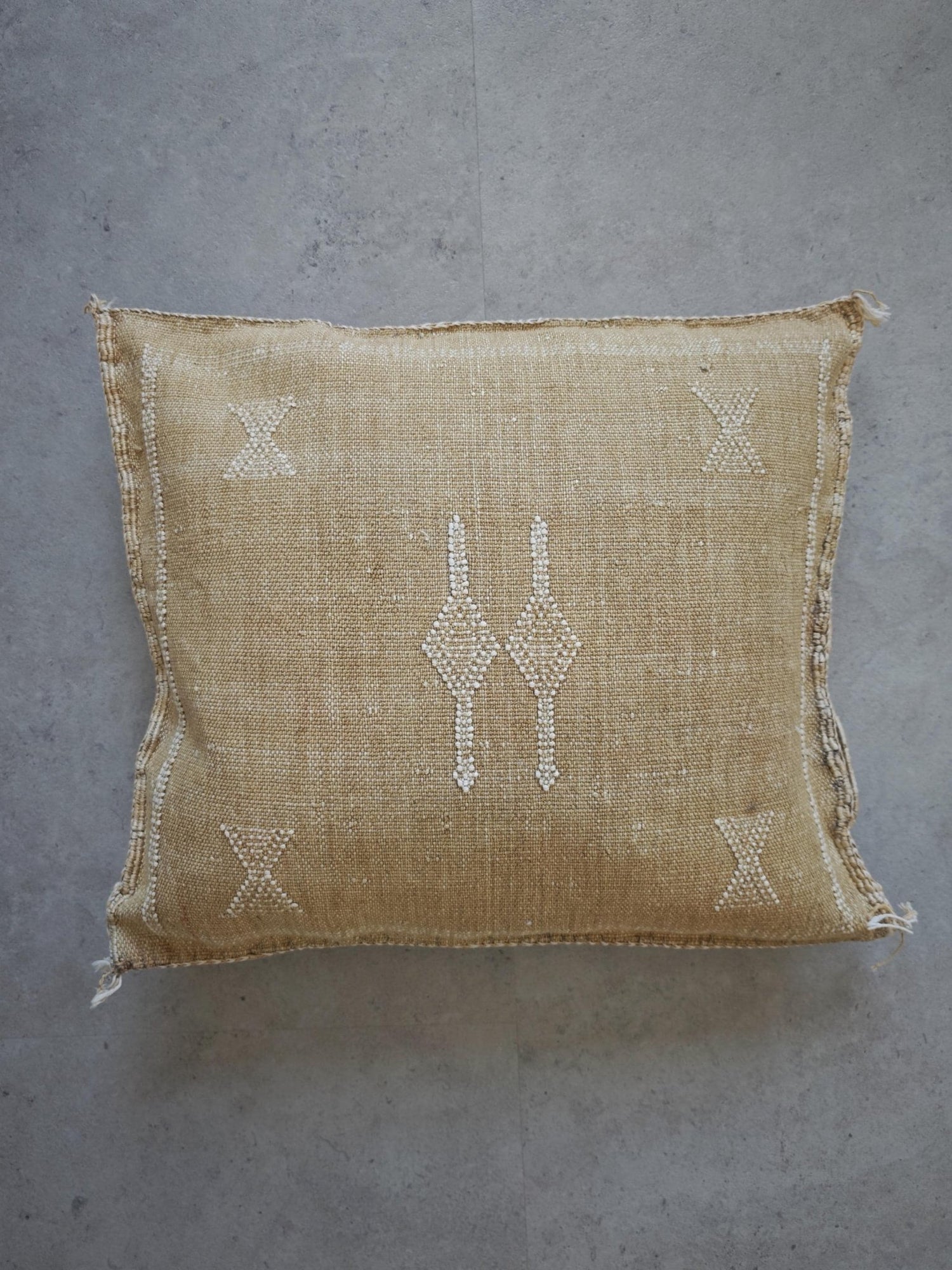 Sabra Kissen aus Marokko, Marrakesch Vintage Look Kissen, Sabra Silk Cushion Cover – Warm Sand Beige - CocosyBerlin