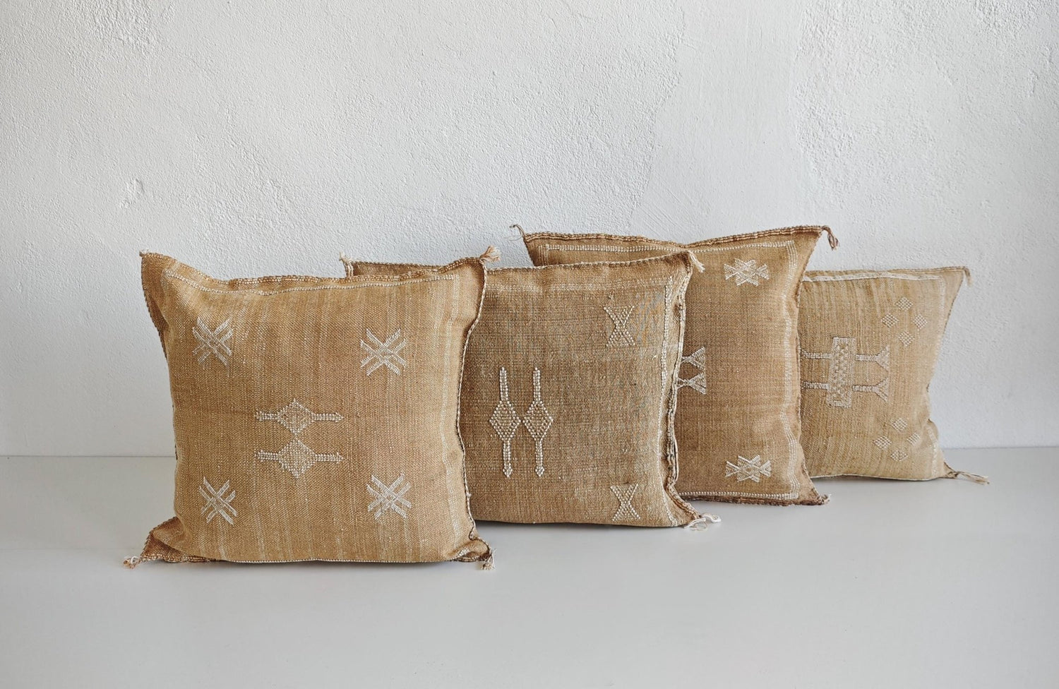 Sabra Kissen aus Marokko, Marrakesch Vintage Look Kissen, Sabra Silk Cushion Cover – Warm Sand Beige - CocosyBerlin