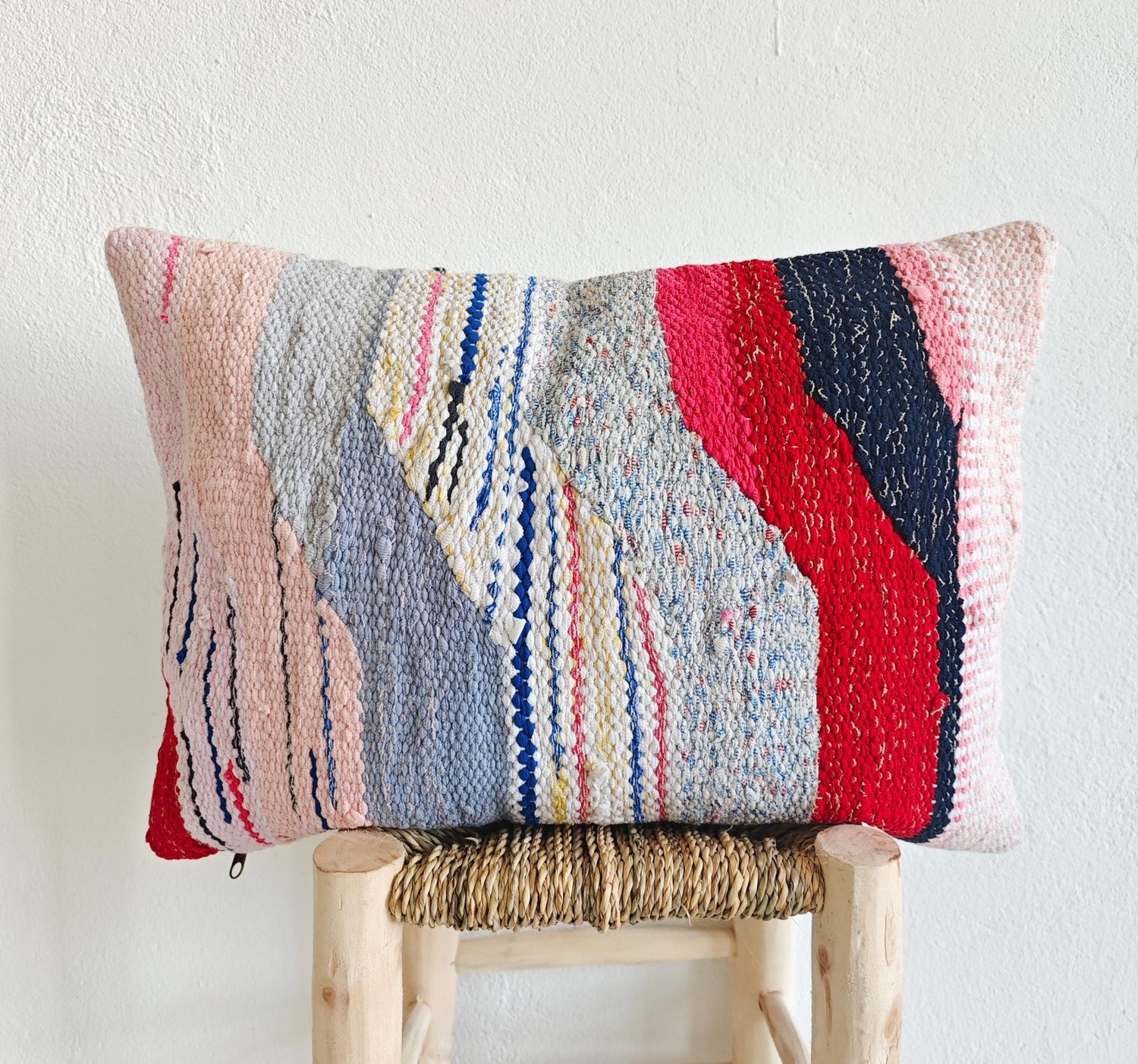 Kissen aus Marokko mit geometrischem Muster, Upcycling Marrakesch Unikat, Rosa Weiss, Boucherouite Cushion Cover – One of a Kind Studio Piece - CocosyBerlin