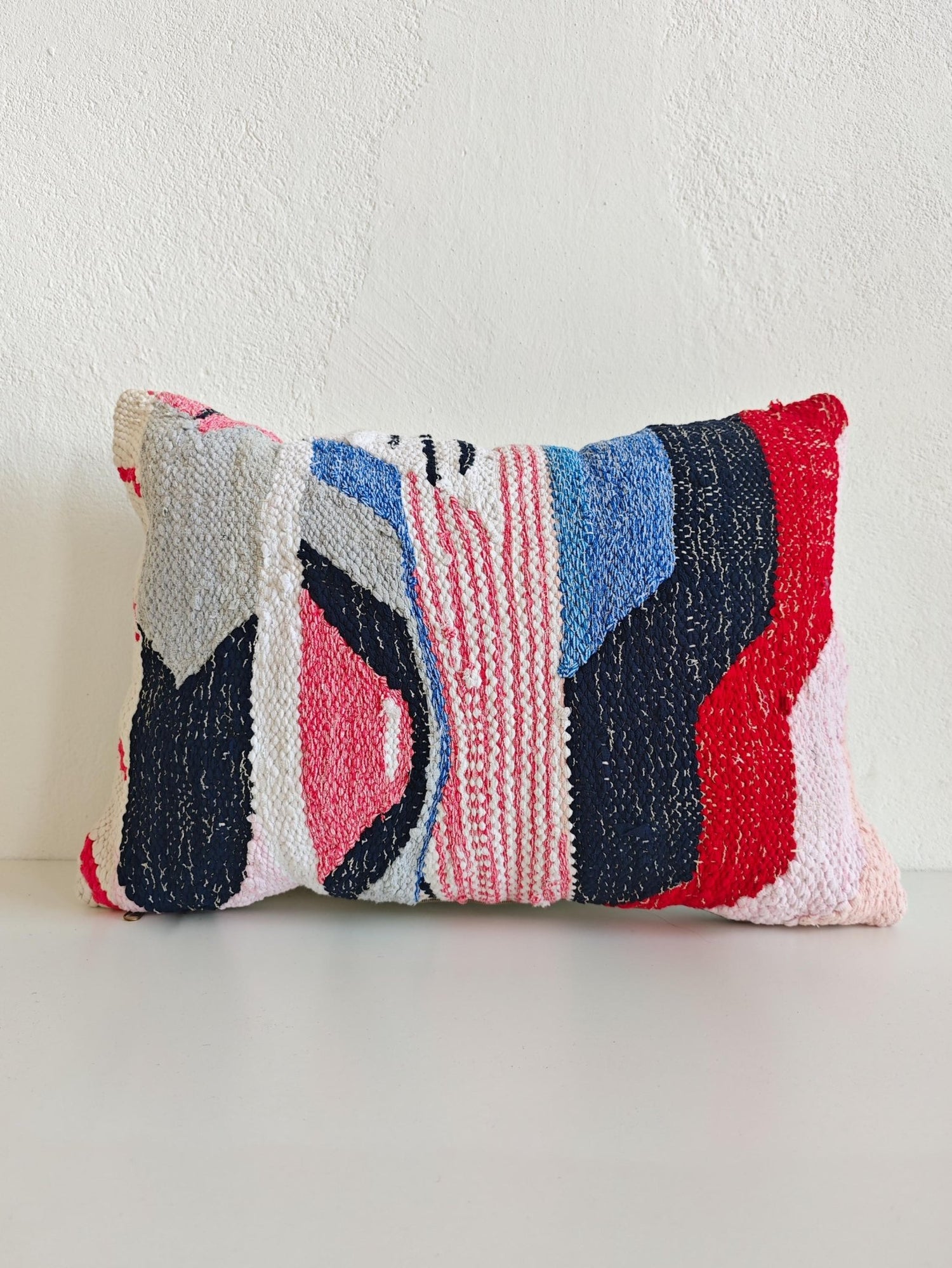 Kissen aus Marokko mit geometrischem Muster, Upcycling Marrakesch Unikat, Rosa Weiss, Boucherouite Cushion Cover – One of a Kind Studio Piece - CocosyBerlin