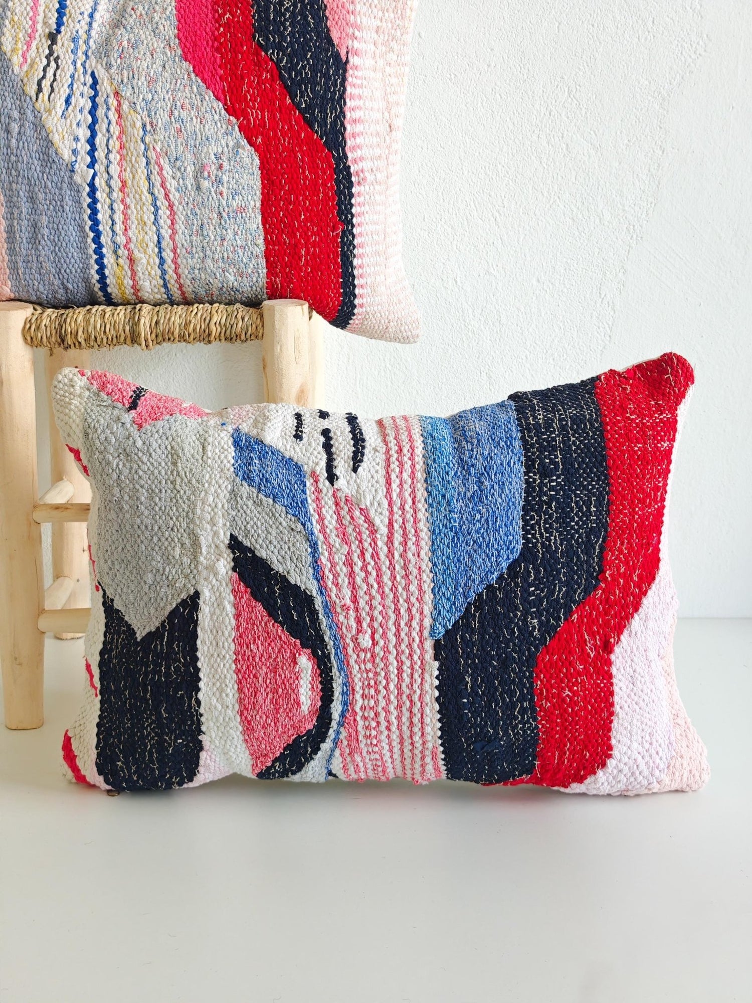 Kissen aus Marokko mit geometrischem Muster, Upcycling Marrakesch Unikat, Rosa Weiss, Boucherouite Cushion Cover – One of a Kind Studio Piece - CocosyBerlin